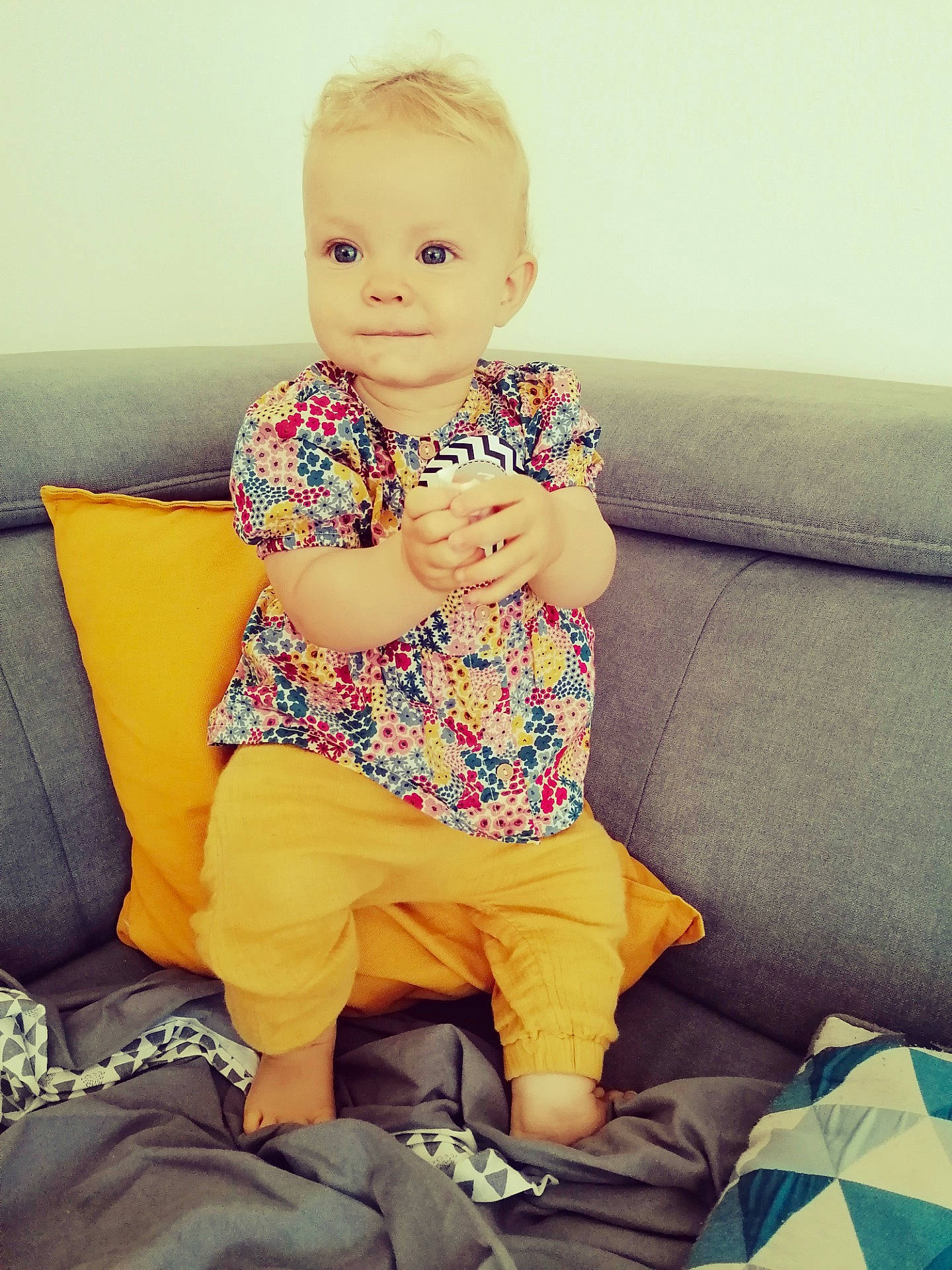 Juliette participe au concours pour gagner de l'argent avec cette photo : baby, baby_toddler_clothing, child, comfort, cool, couch, eye, finger, fun, hairstyle, happy, head, lap, leg, person, product, skin, sleeve, smile, thigh