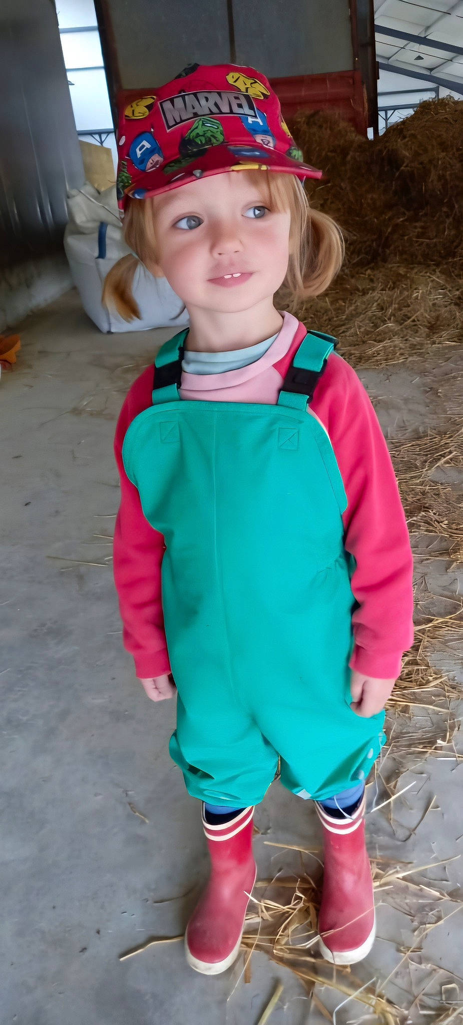 Lise a rejoint le concours — aidez-le/la à gagner de superbes lots ! blue, costume, costume_hat, electric_blue, fashion_accessory, fictional_character, fun, glove, green, headgear, headwear, magenta, person, personal_protective_equipment, pink, play, recreation, sleeve, smile, toddler