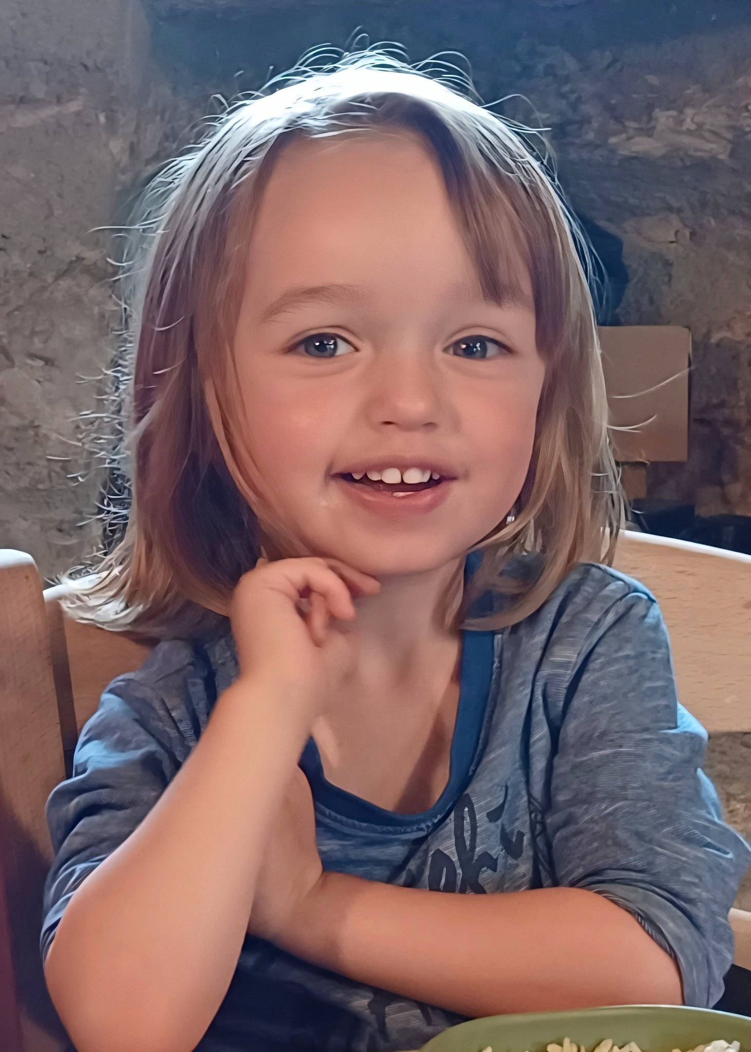 Lise participe au concours pour gagner de l'argent avec cette photo : arm, azure, beauty, facial_expression, finger, flash_photography, fun, gesture, hair, happy, head, iris, joy, leisure, lip, long_hair, people, people_in_nature, person, skin