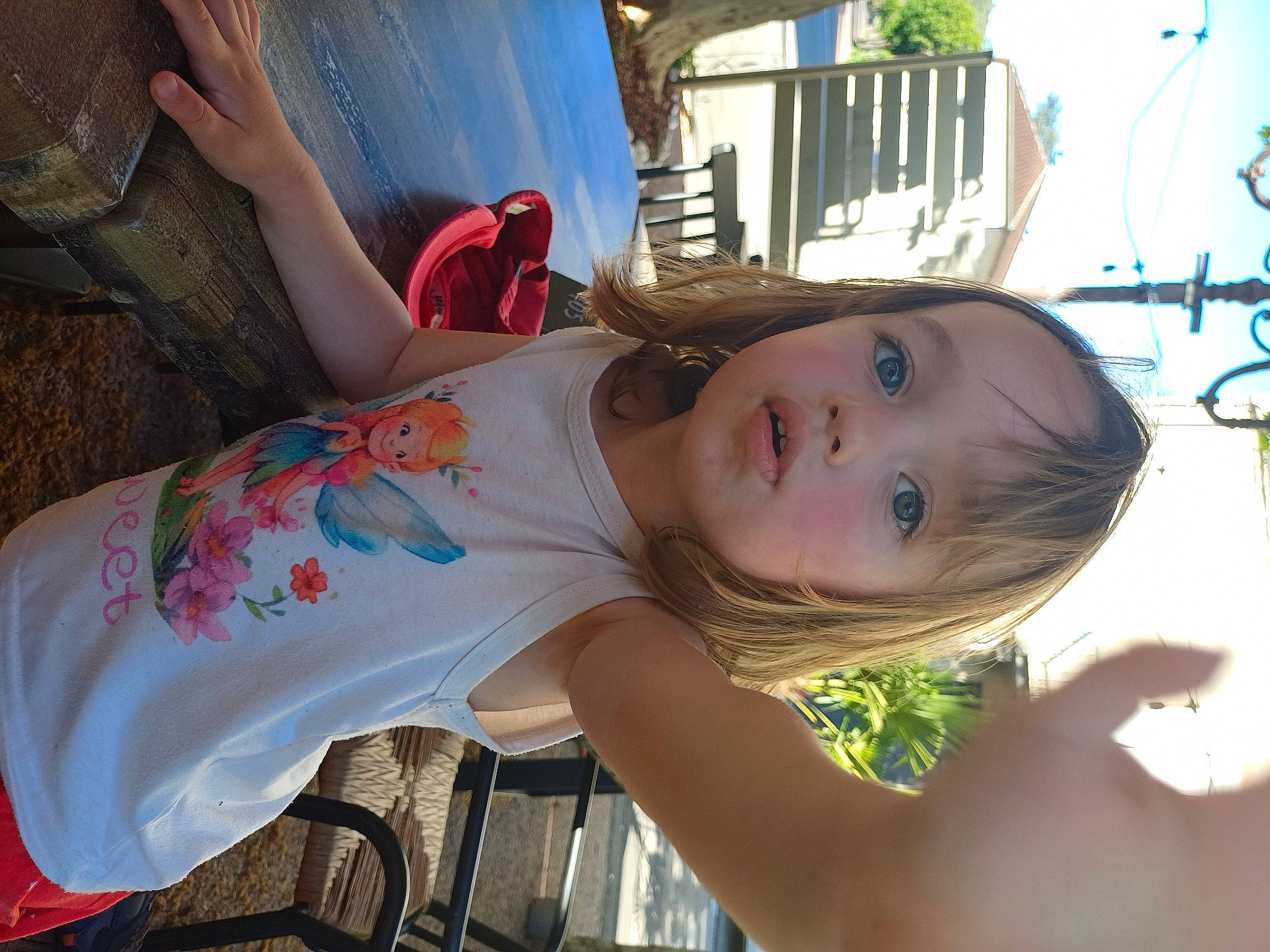 Lise a rejoint le concours — aidez-le/la à gagner de superbes lots ! child, fun, grass, happy, leisure, people_in_nature, person, plant, skin, smile, toddler, tree, vacation