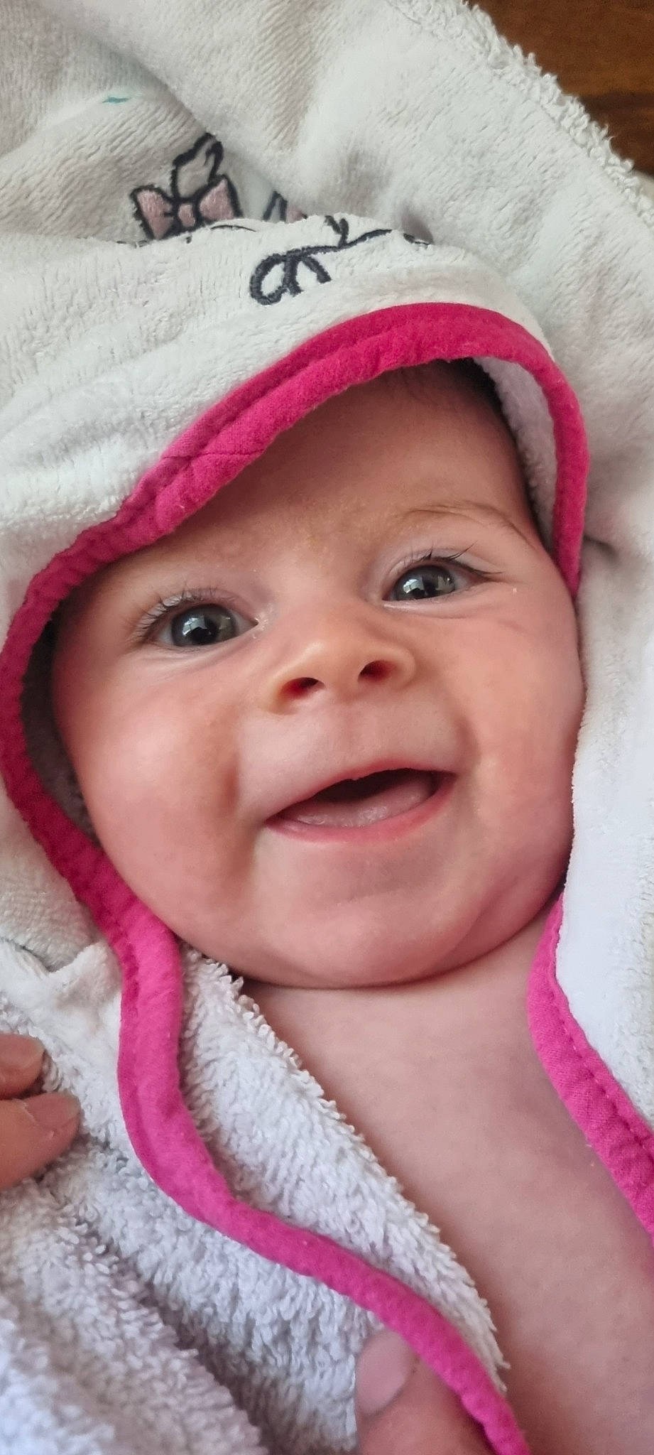 Elise participe au concours pour gagner de l'argent avec cette photo : baby, cap, cheek, eye, eyebrow, eyelash, face, happy, headgear, headwear, iris, lip, magenta, mouth, nose, person, pink, product, skin, smile