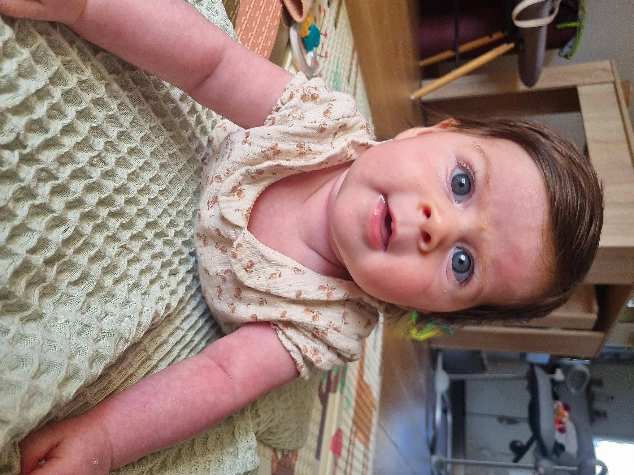 Elise participe au concours pour gagner de l'argent avec cette photo : baby, baby_toddler_clothing, cheek, child, eye, eyebrow, eyelash, fashion_accessory, finger, hand, happy, head, iris, nose, person, skin, thumb, toddler, wood, woolen