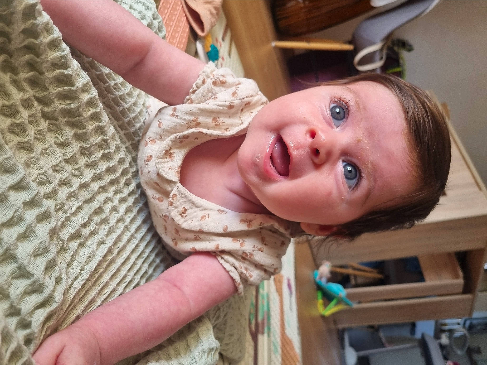 Elise participe au concours pour gagner de l'argent avec cette photo : baby, blond, brown_hair, cheek, child, elbow, eyebrow, eyelash, fun, happy, iris, laugh, leisure, lip, mouth, nose, person, skin, smile, toddler