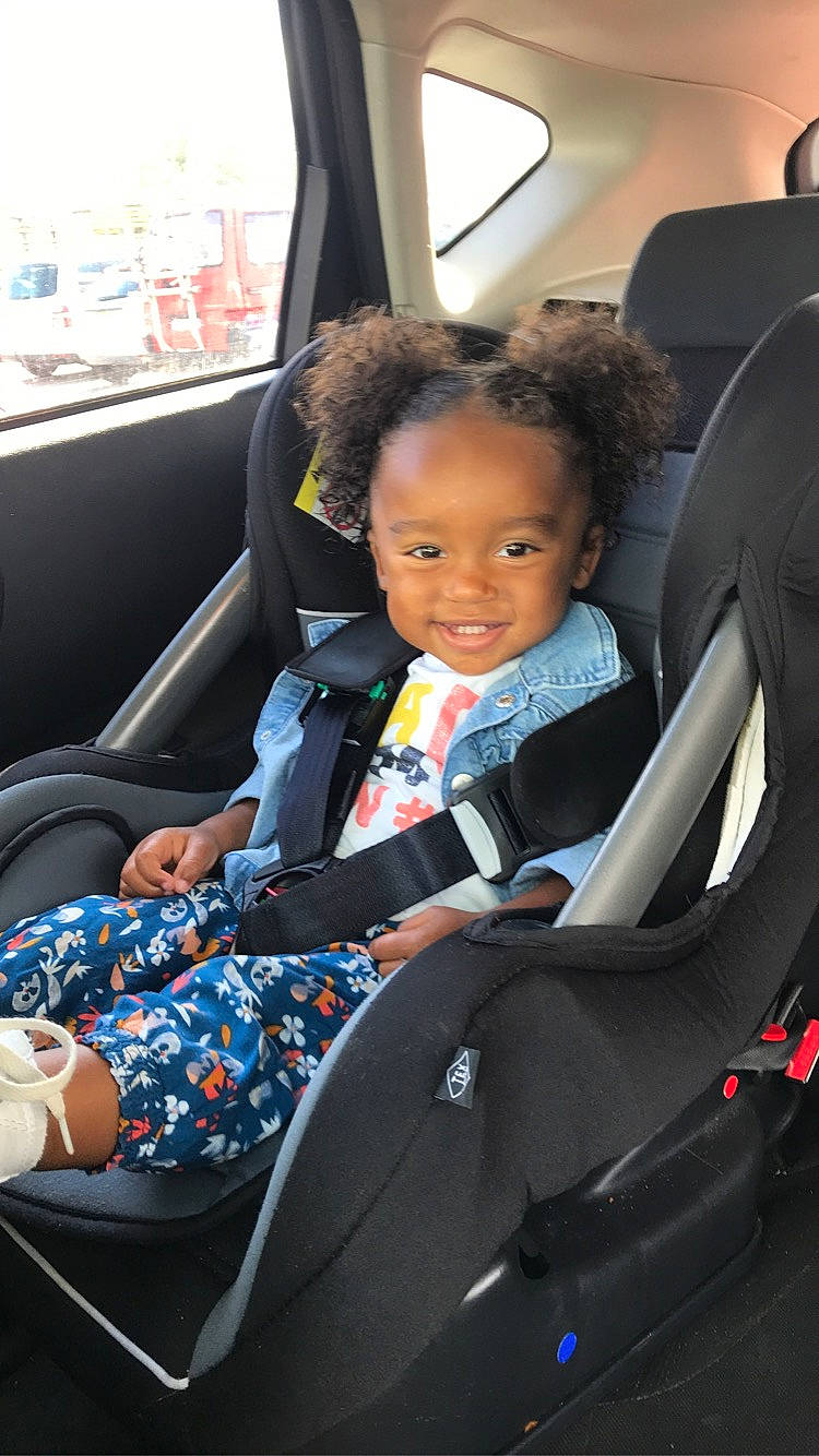 Lia a rejoint le concours — aidez-le/la à gagner de superbes lots ! auto_part, automotive_design, automotive_exterior, baby_in_car_seat, car, car_seat, car_seat_cover, child, comfort, family_car, head_restraint, joy, mode_of_transport, motor_vehicle, person, seat_belt, smile, steering_part, steering_wheel, toddler