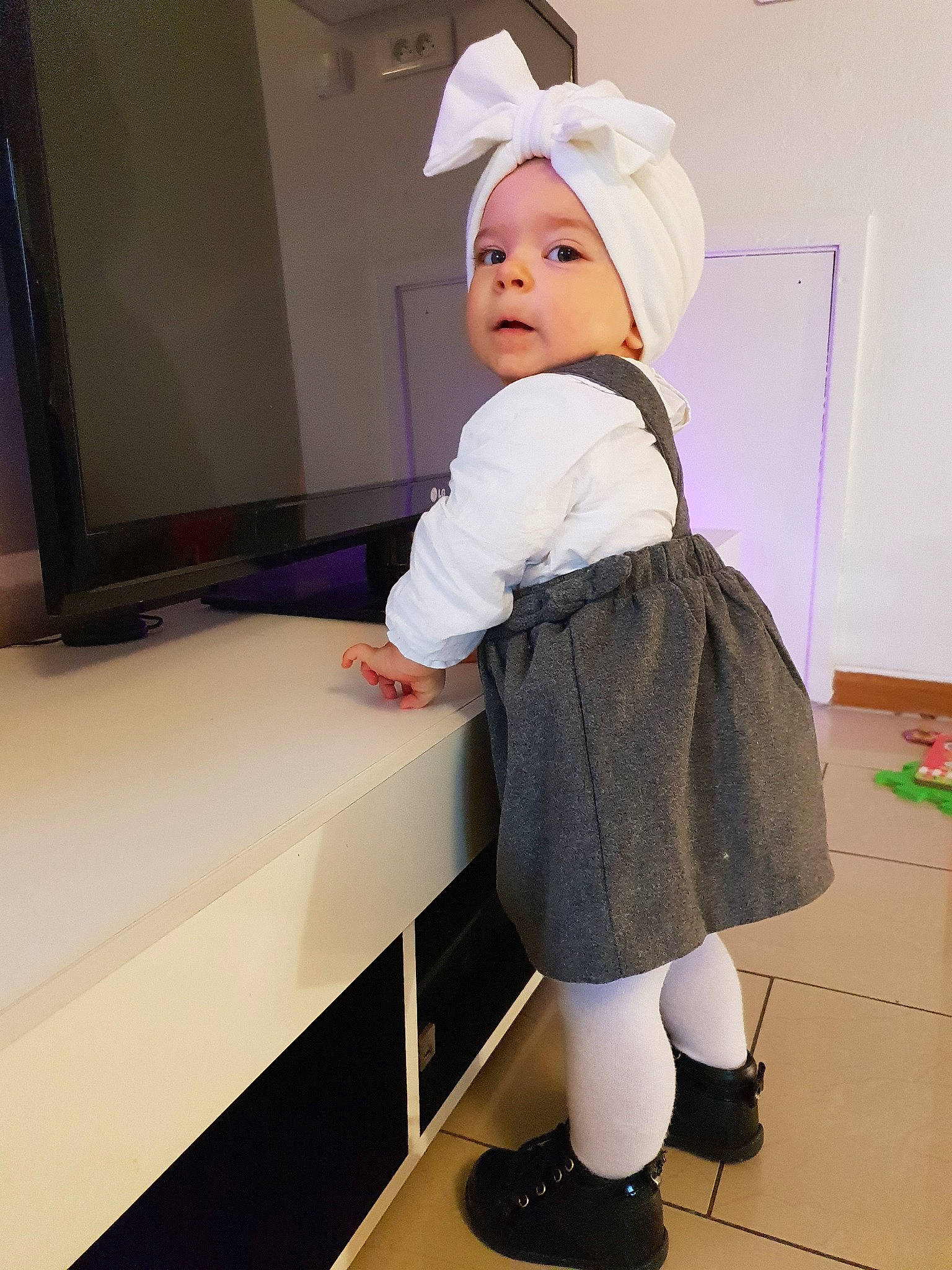 Miley participe au concours pour gagner de l'argent avec cette photo : child, clothing, cook, costume, ear, headwear, outerwear, person, room, sleeve, toddler