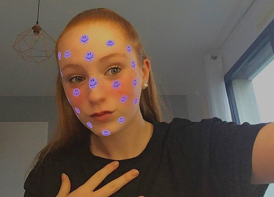 Eva participe au concours pour gagner de l'argent avec cette photo : circle, ear, electric_blue, eyebrow, eyelash, eyewear, fashion_accessory, finger, forehead, fun, gesture, jaw, lip, mouth, nail, person, personal_protective_equipment, sleeve, thumb, vision_care
