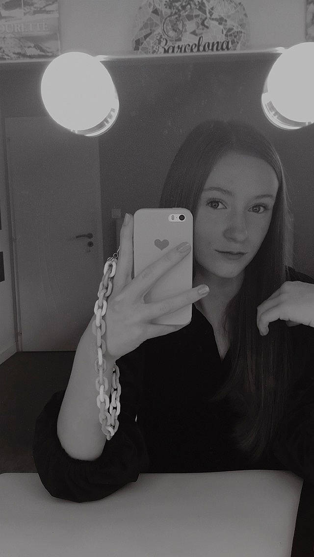 Eva a rejoint le concours — aidez-le/la à gagner de superbes lots ! black_and_white, communication_device, elbow, eyebrow, eyelash, finger, gadget, gesture, hand, lip, mobile_phone, monochrome_photography, nail, neck, person, selfie, shoulder, sleeve, style, thumb