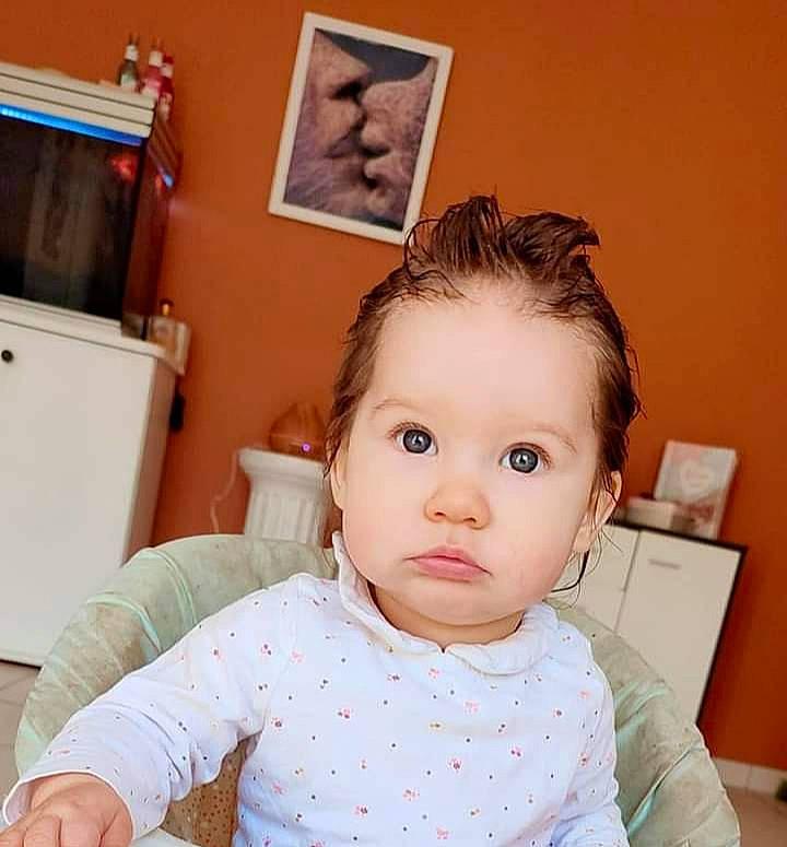 Malia participe au concours pour gagner de l'argent avec cette photo : baby, baby_toddler_clothing, cheek, child, ear, eye, eyebrow, eyelash, happy, head, iris, lip, neck, nose, person, picture_frame, room, sitting, skin, sleeve