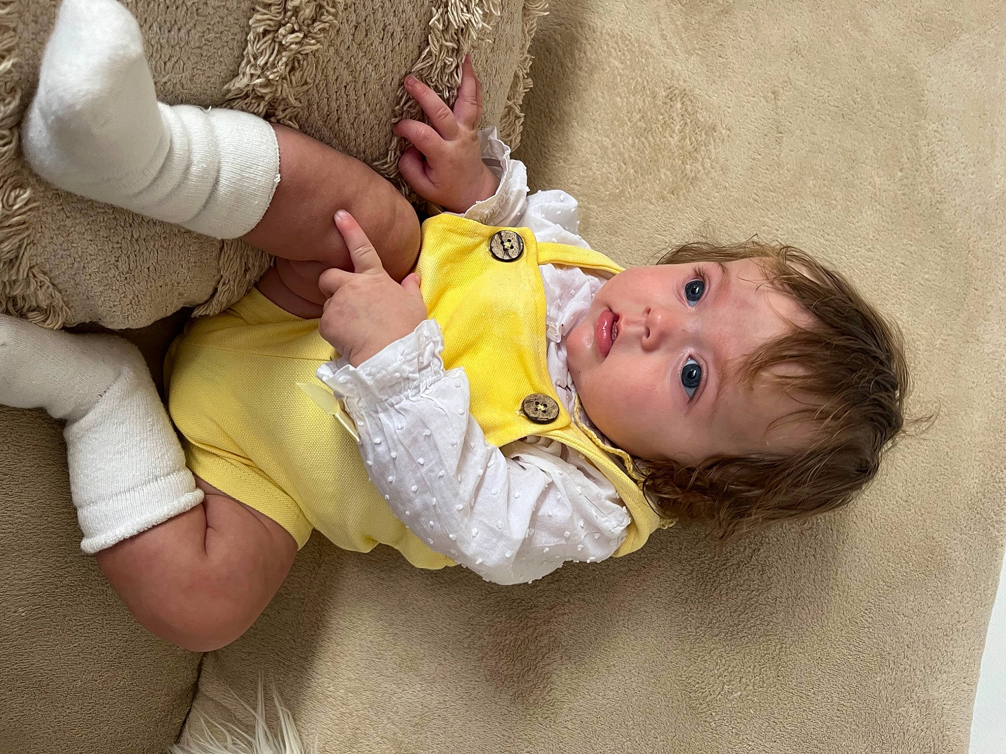 Gabrïella a rejoint le concours — aidez-le/la à gagner de superbes lots ! abdomen, arm, baby, baby_products, baby_toddler_clothing, cheek, child, comfort, finger, foot, gesture, hand, happy, human_leg, linens, nail, person, skin, smile, thigh