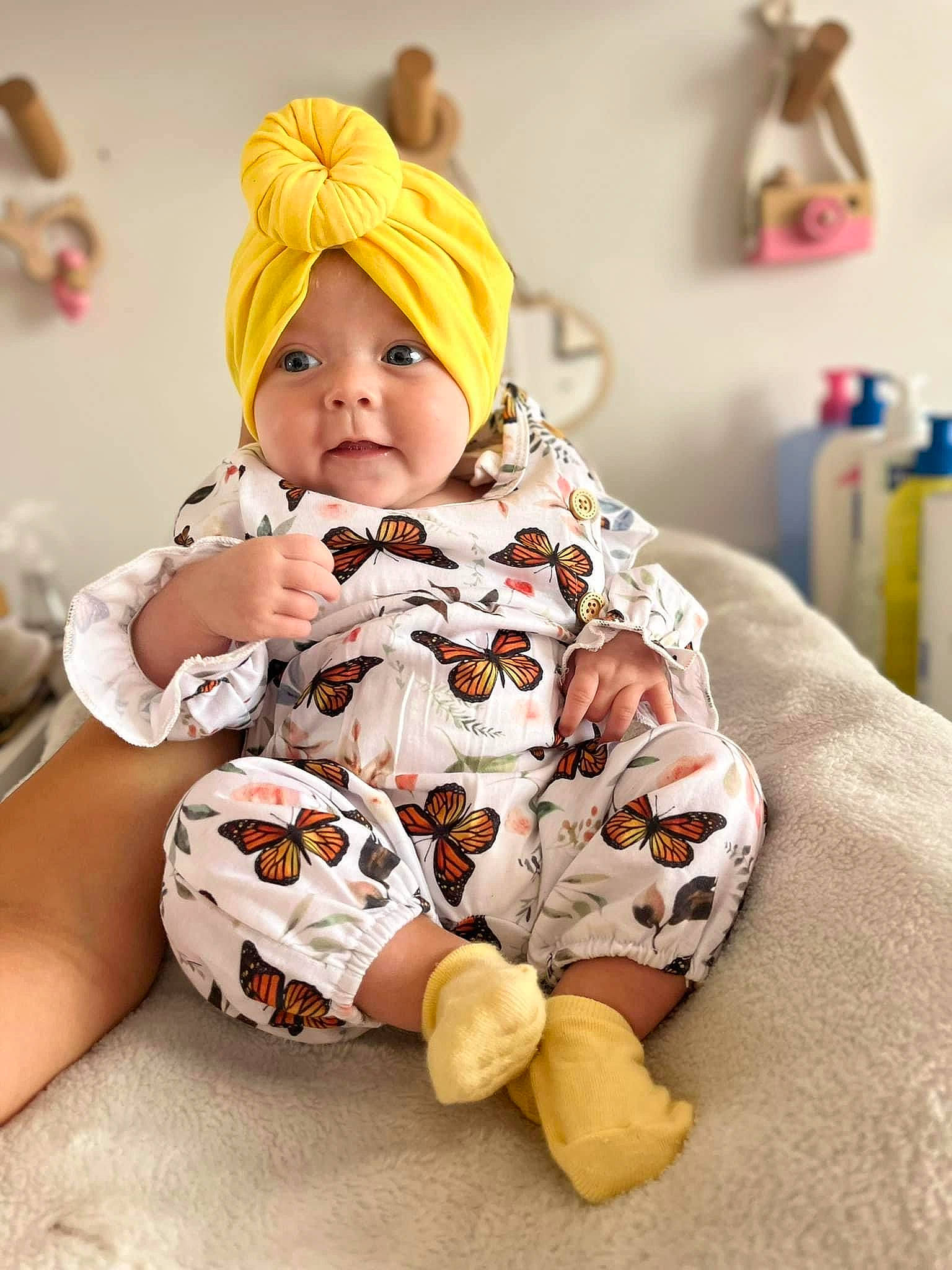 Gabrïella a rejoint le concours — aidez-le/la à gagner de superbes lots ! baby, baby_toddler_clothing, beanie, child, comfort, facial_expression, finger, fun, fur, happy, headwear, pattern, person, portrait_photography, room, sitting, skin, sleeve, textile, toddler