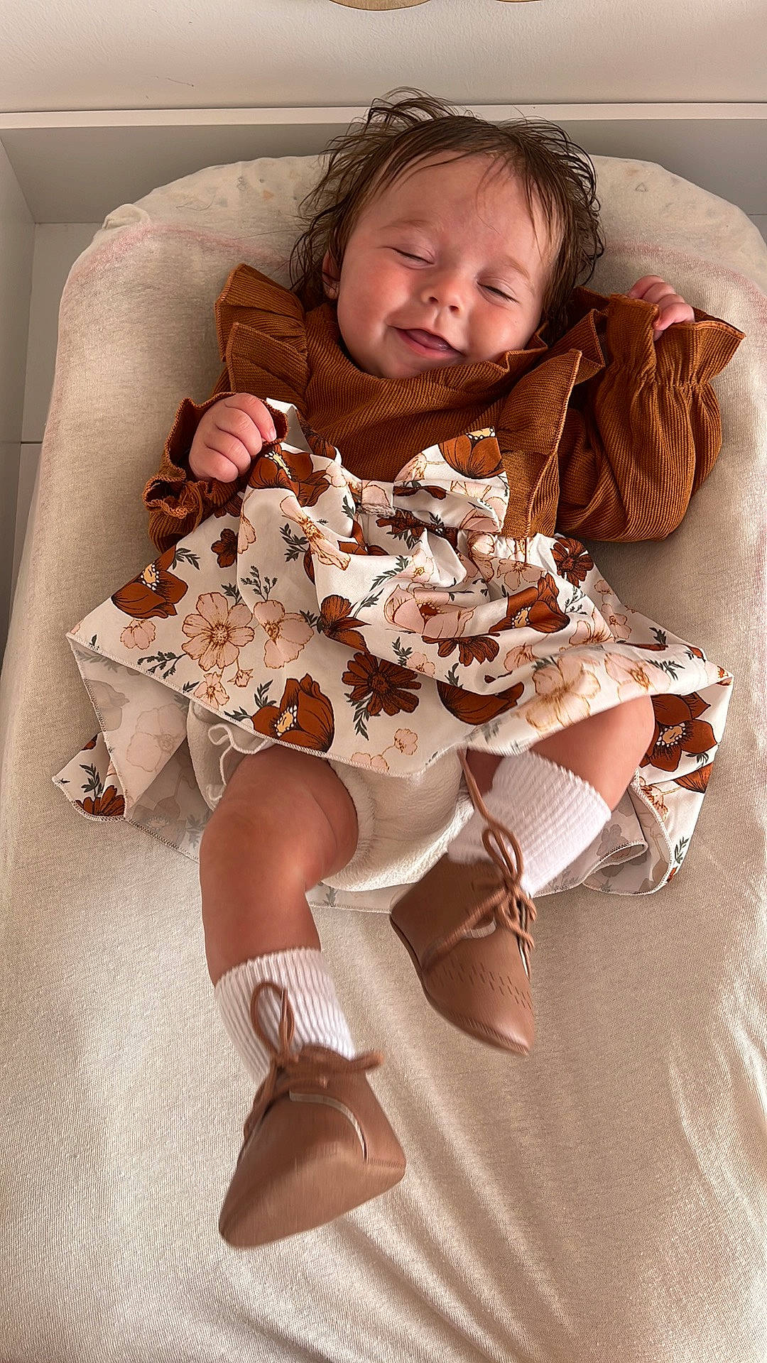Gabrïella a rejoint le concours — aidez-le/la à gagner de superbes lots ! baby_toddler_clothing, blond, child, comfort, fashion_design, flooring, fun, fur, human_leg, lap, linens, pattern, person, pink, room, sitting, sleeve, smile, textile, thigh