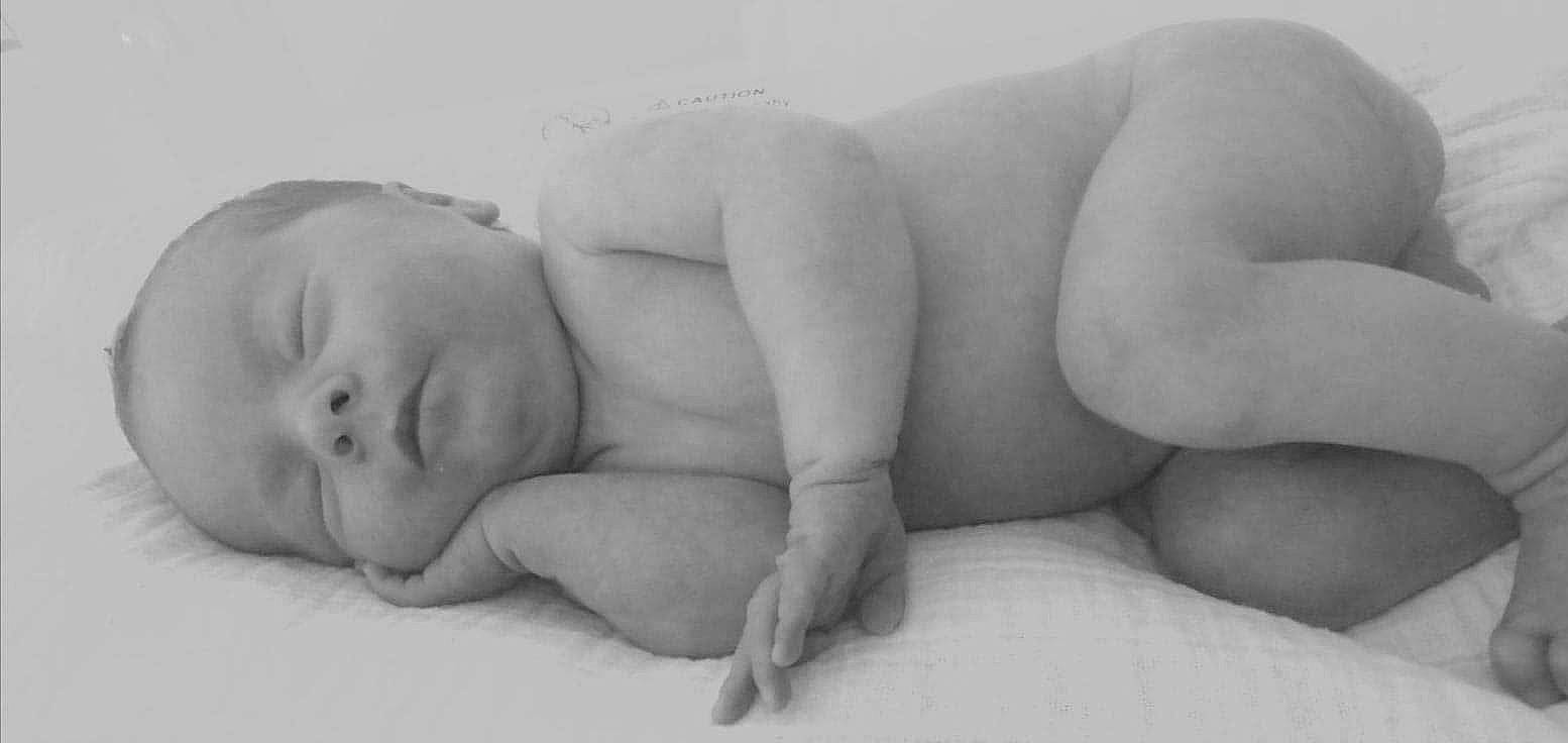 Soann participe au concours pour gagner de l'argent avec cette photo : abdomen, baby, baby_sleeping, barechested, barefoot, bedtime, cheek, chest, child, comfort, foot, linens, nap, person, photograph, skin, sleep, snapshot, stomach, toddler