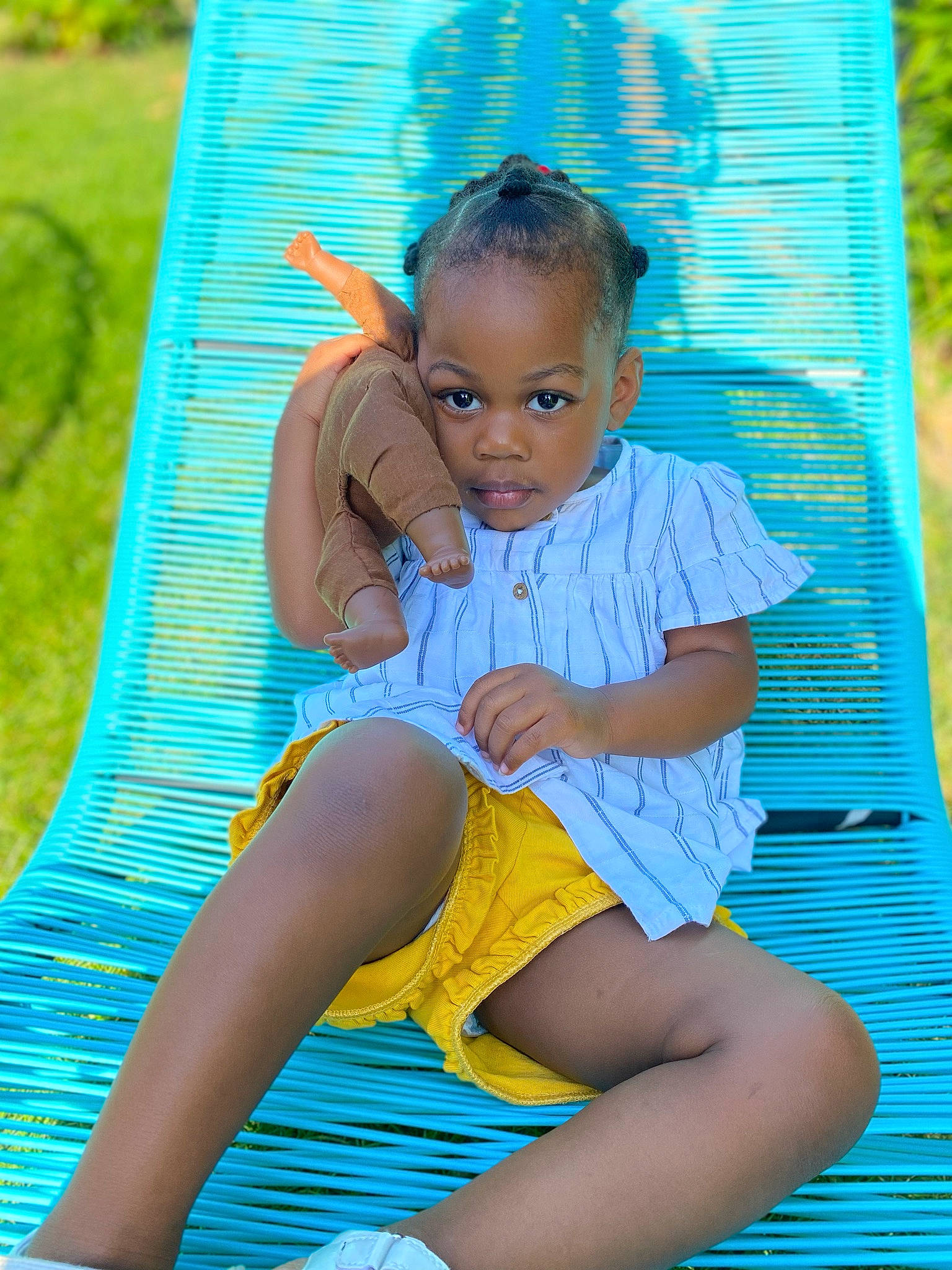 Elaïkya a rejoint le concours — aidez-le/la à gagner de superbes lots ! aqua, azure, beauty, black_hair, blue, electric_blue, fun, grass, green, happy, human_leg, leg, leisure, magenta, people_in_nature, person, pink, recreation, skin, thigh