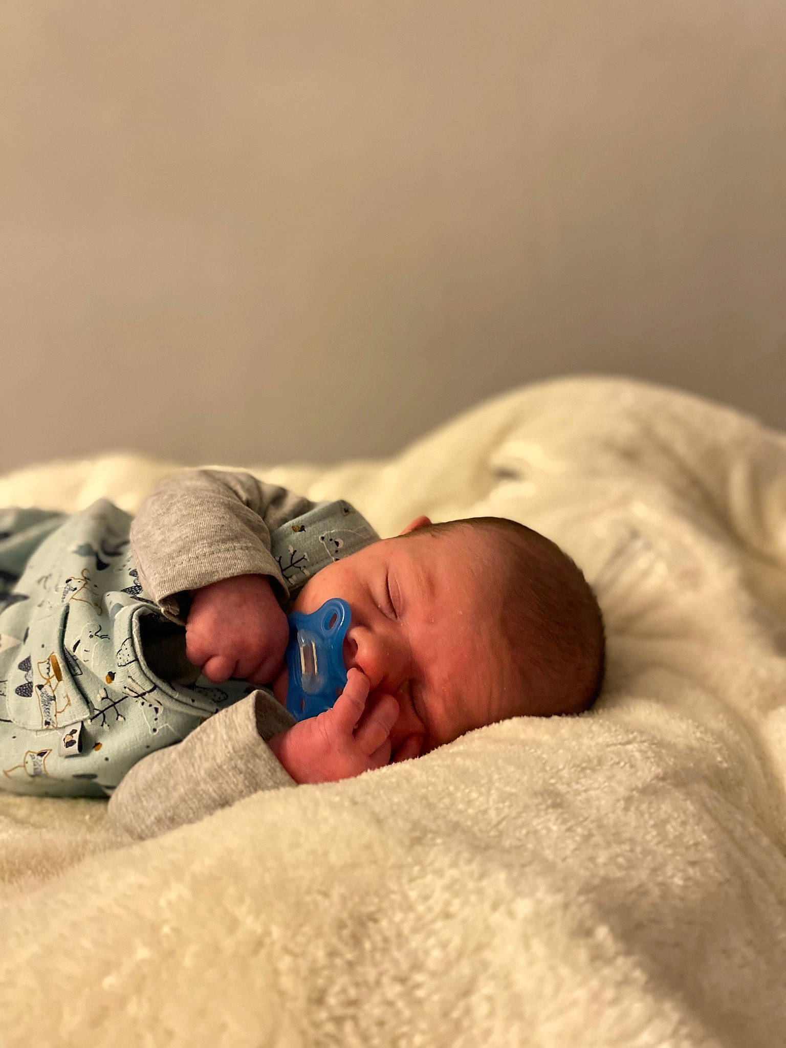 Lyzio participe au concours pour gagner de l'argent avec cette photo : baby, baby_sleeping, baby_toddler_clothing, bedding, bedtime, cap, child, comfort, face, fur, happy, hat, head, headgear, linens, nap, person, room, sleep, toddler