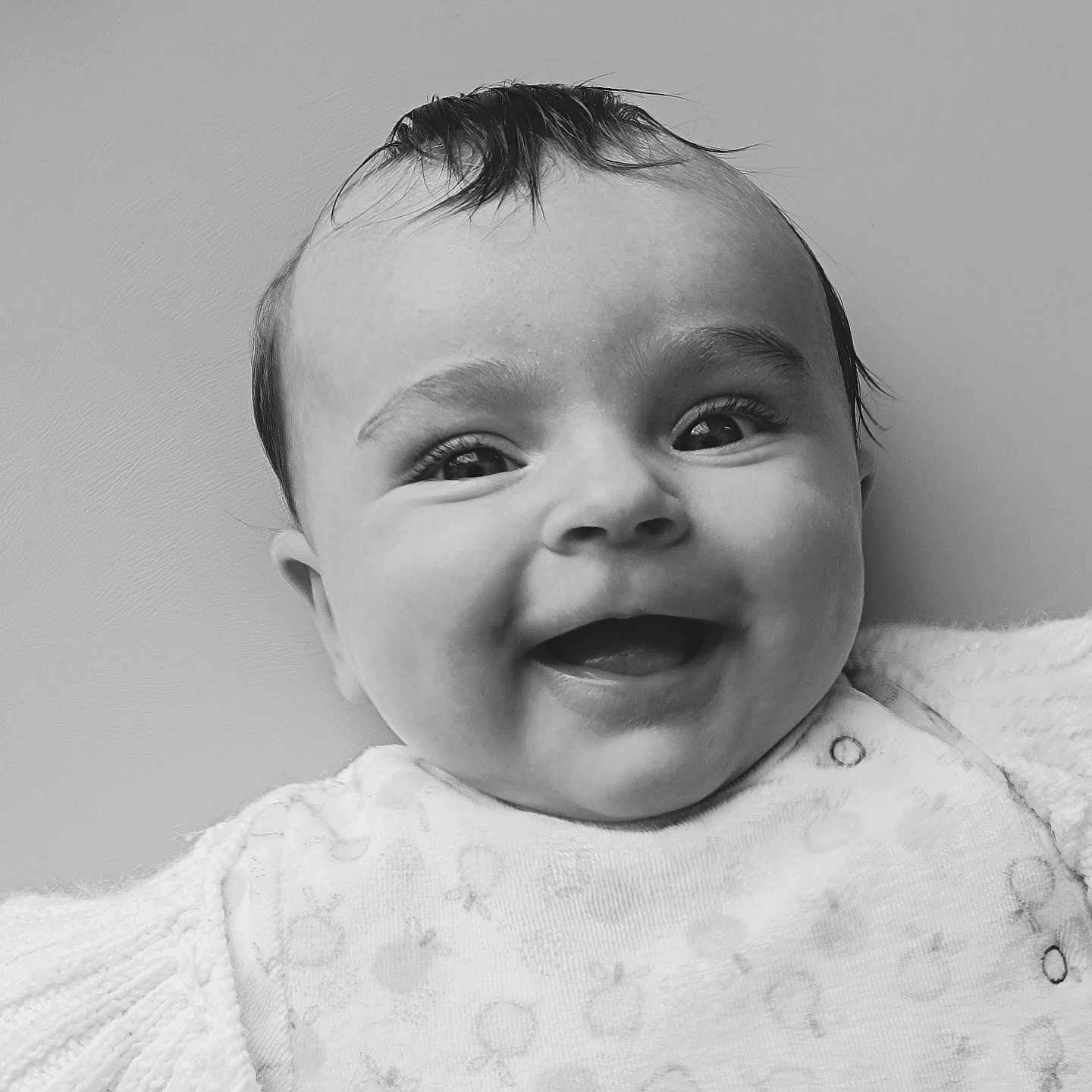 Jade participe au concours pour gagner de l'argent avec cette photo : baby, black_and_white, child, closeup, cute, expression, eyes, face, happy, head, infant, joyful, knitwear, onesie, person, portrait, skin, smile, sweater, young