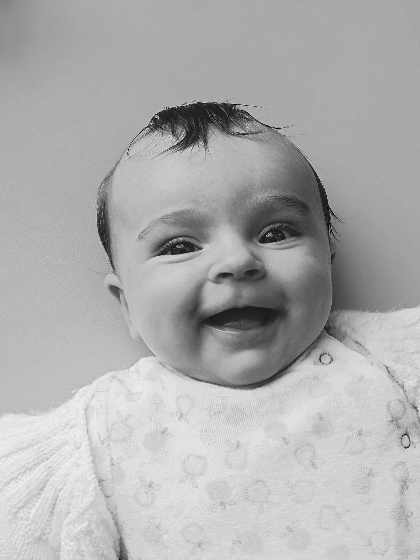 Jade participe au concours pour gagner de l'argent avec cette photo : baby, smile, face, child, infant, portrait, black_and_white, knitwear, onesie, happy, closeup, cute, young, joyful, eyes, expression, sweater, person, head, skin