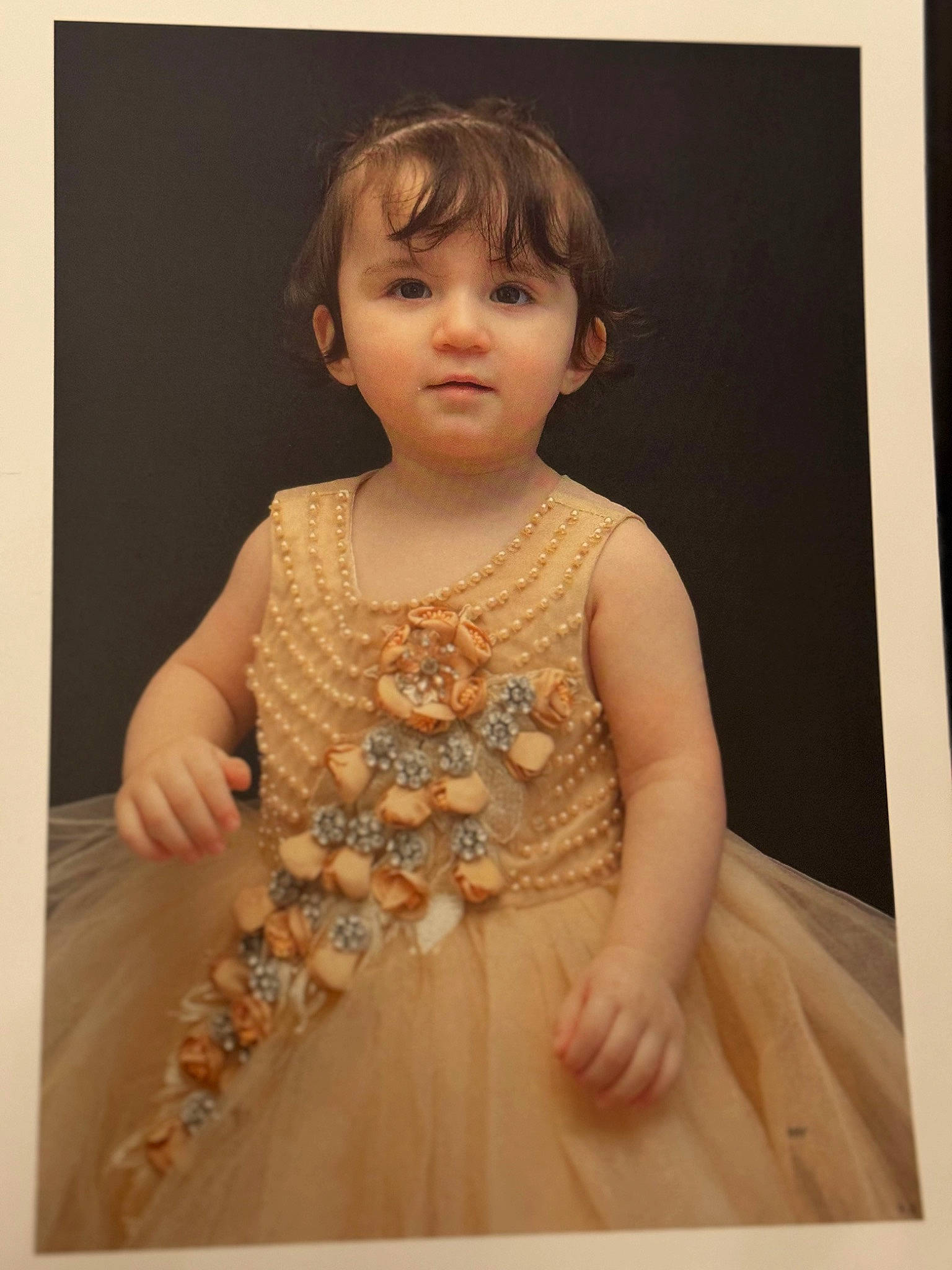 Rana a rejoint le concours — aidez-le/la à gagner de superbes lots ! arm, baby_toddler_clothing, cheek, chest, child, day_dress, dress, embellishment, eyelash, flooring, happy, iris, neck, pattern, peach, person, sitting, sleeve, toddler, trunk