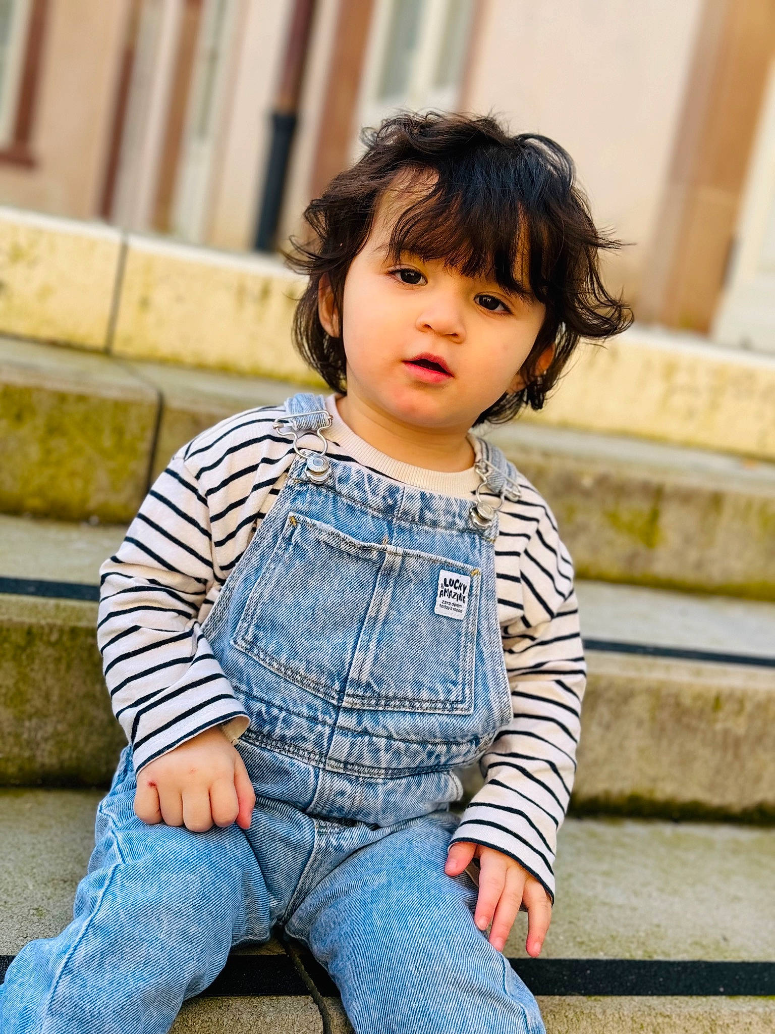 Rana a rejoint le concours — aidez-le/la à gagner de superbes lots ! baby_toddler_clothing, black_hair, cheek, child, collar, denim, electric_blue, facial_expression, flash_photography, hair, happy, jeans, lip, pattern, person, sitting, skin, sleeve, smile, toddler
