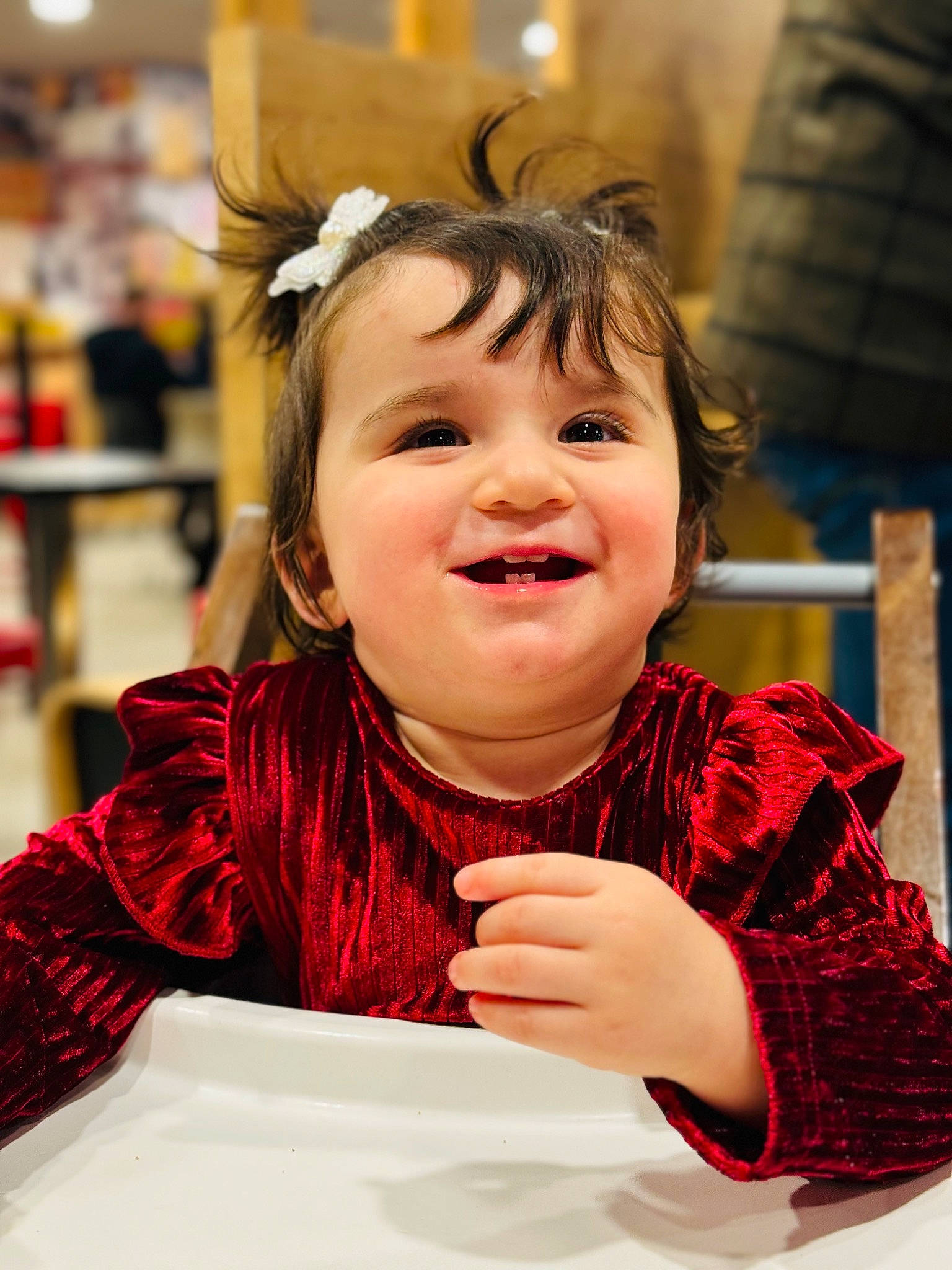 Rana a rejoint le concours — aidez-le/la à gagner de superbes lots ! chair, cheek, child, christmas, event, fun, happy, headband, joy, laugh, leisure, party, person, plate, portrait_photography, sitting, skin, smile, toddler, tradition