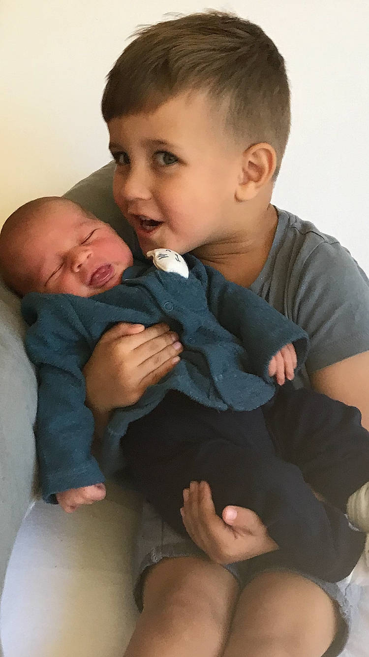 Joulian participe au concours pour gagner de l'argent avec cette photo : abdomen, arm, baby, cheek, child, finger, joint, leg, muscle, neck, nose, person, sitting, thigh, thumb, toddler