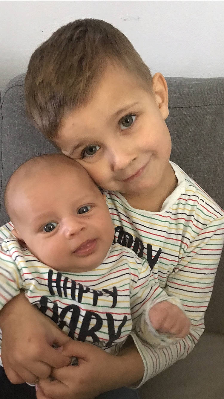 Joulian a rejoint le concours — aidez-le/la à gagner de superbes lots ! arm, baby, cheek, child, chin, ear, eye, face, forehead, head, hug, joy, muscle, nose, people, person, sibling, skin, smile, toddler