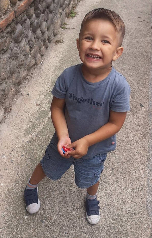 Joulian a rejoint le concours — aidez-le/la à gagner de superbes lots ! child, cool, face, footwear, fun, happy, joy, person, play, shoe, smile, standing, t_shirt, toddler, vacation