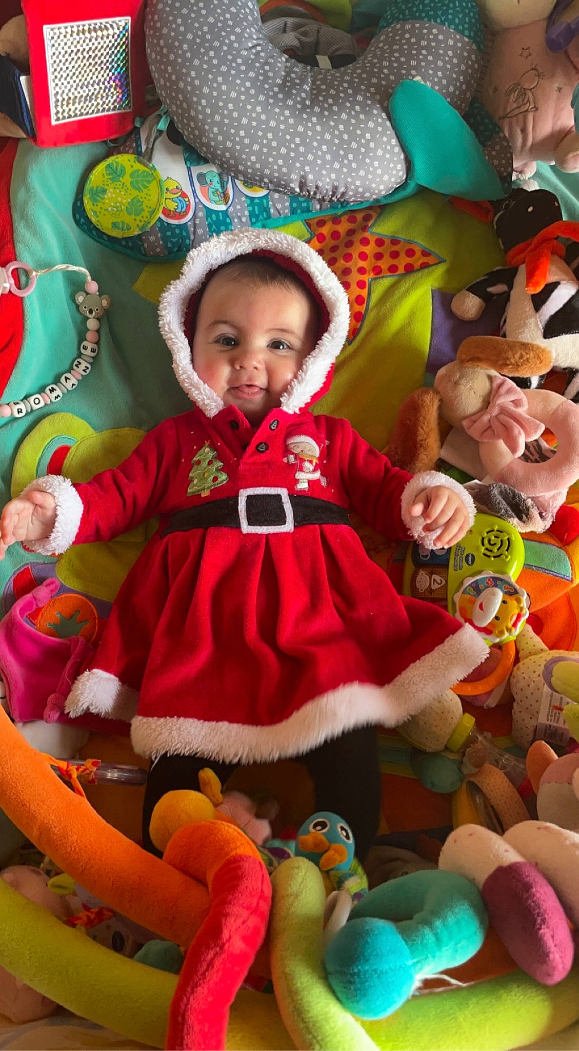 Romane participe au concours pour gagner de l'argent avec cette photo : art, baby_products, baby_toys, child, costume, event, eye, fun, happy, holiday, person, pink, product, room, smile, snapshot, stuffed_toy, textile, toddler, toy