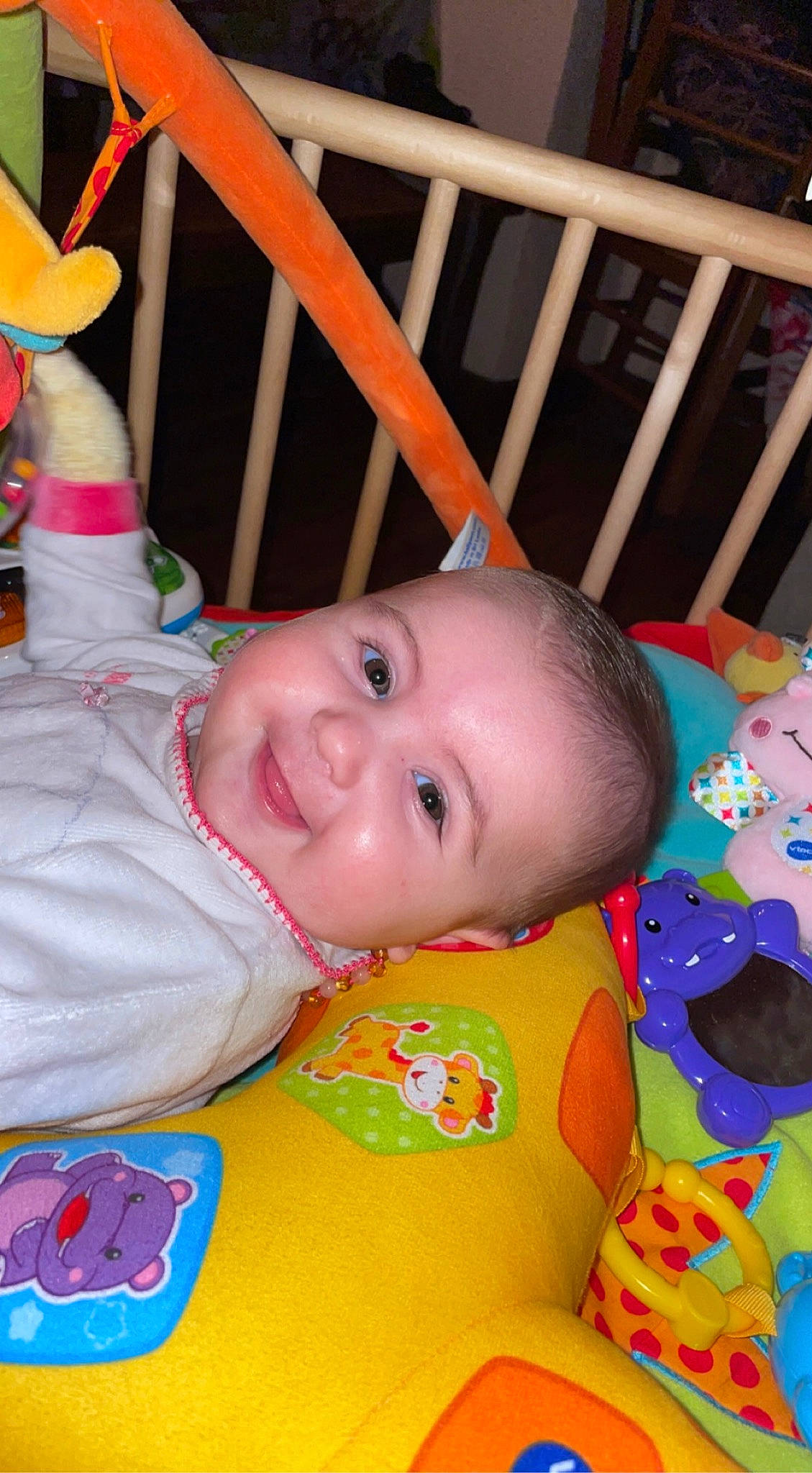 Romane participe au concours pour gagner de l'argent avec cette photo : baby, baby_toddler_clothing, cheek, child, eye, face, happy, head, human_body, iris, joy, mouth, nose, orange, organ, person, pink, product, skin, smile