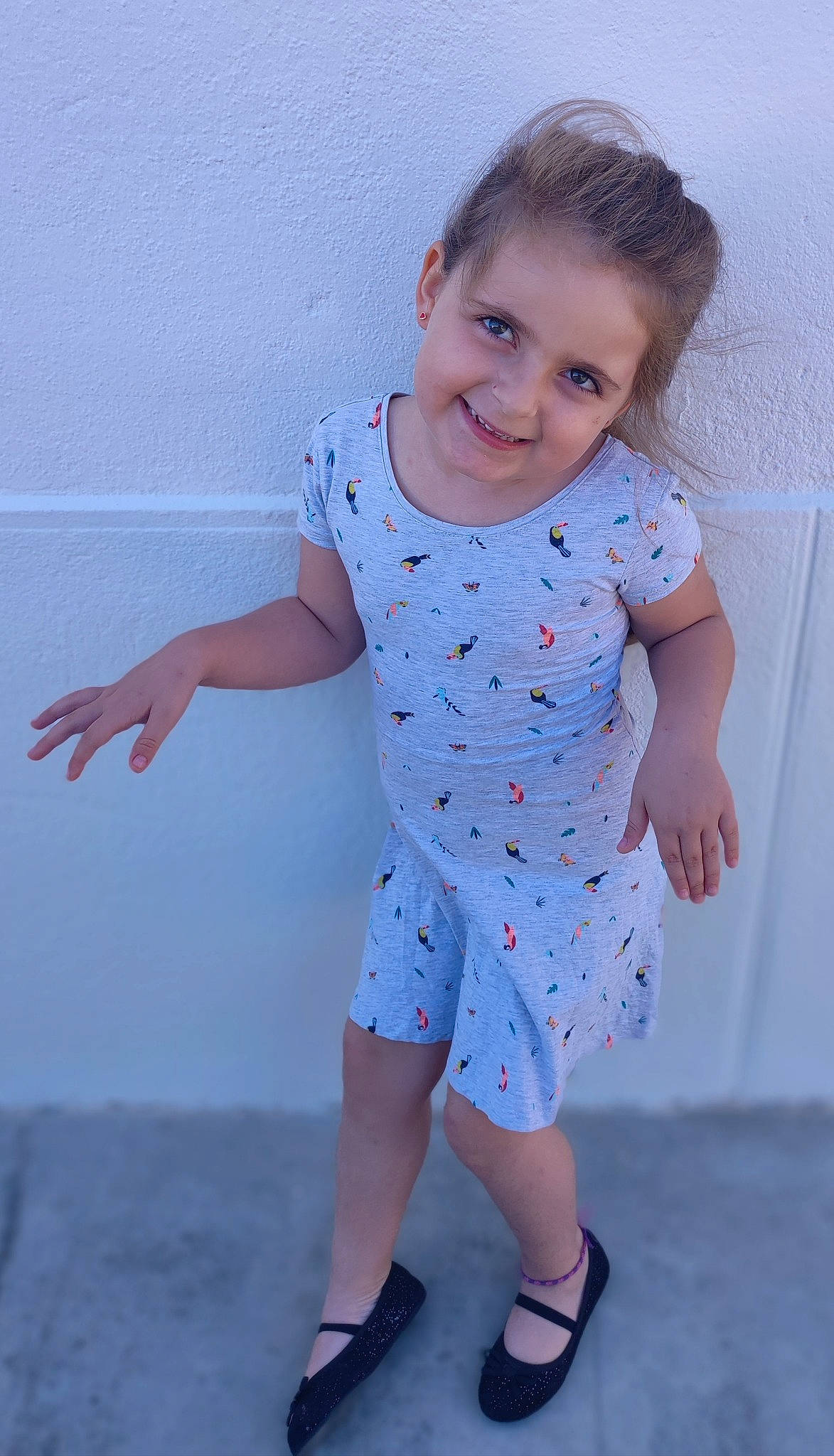 Lylou participe au concours pour gagner de l'argent avec cette photo : arm, baby_toddler_clothing, eye, face, gesture, hair, hand, happy, head, human_body, joint, joy, leg, neck, one_piece_garment, person, shoulder, skin, sleeve, smile