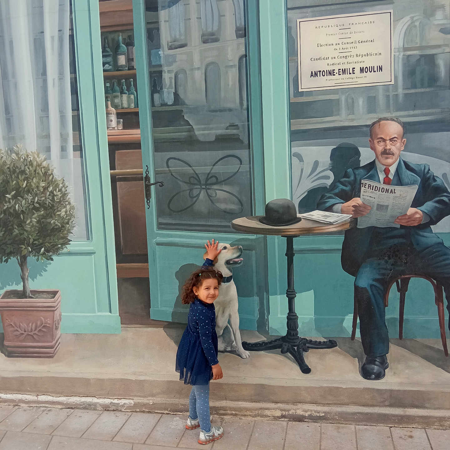 Norsine a rejoint le concours — aidez-le/la à gagner de superbes lots ! blue_dress, building, child, curtain, dog, door, girl, hat, man, mural, newspaper, outdoor, painting, pavement, shoes, smile, street_art, table, tree, window