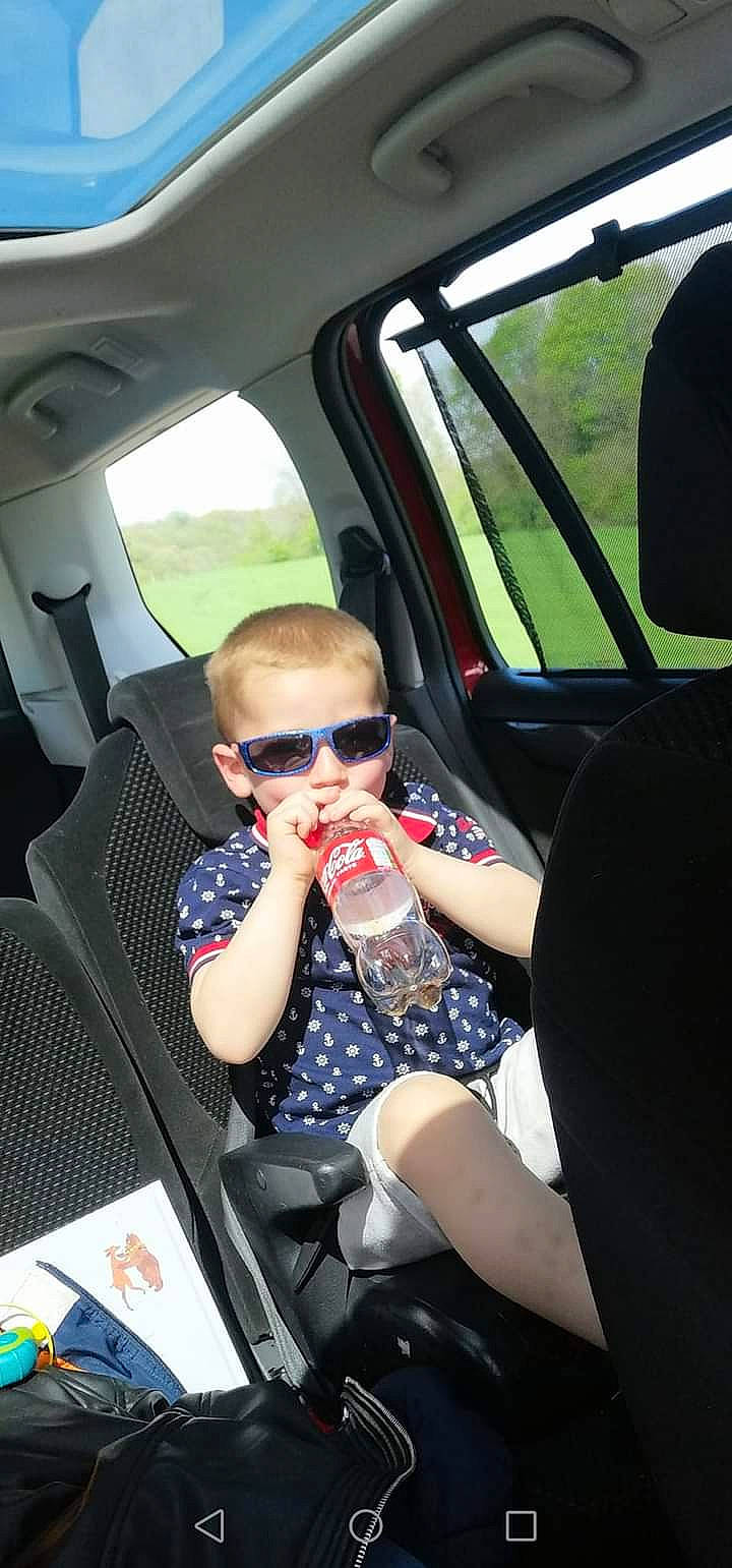 Simon participe au concours pour gagner de l'argent avec cette photo : auto_part, automotive_design, automotive_exterior, car, car_seat, car_seat_cover, eyewear, family_car, glasses, goggles, head_restraint, luxury_vehicle, motor_vehicle, person, personal_protective_equipment, seat_belt, sunglasses, toddler, vehicle, vehicle_door