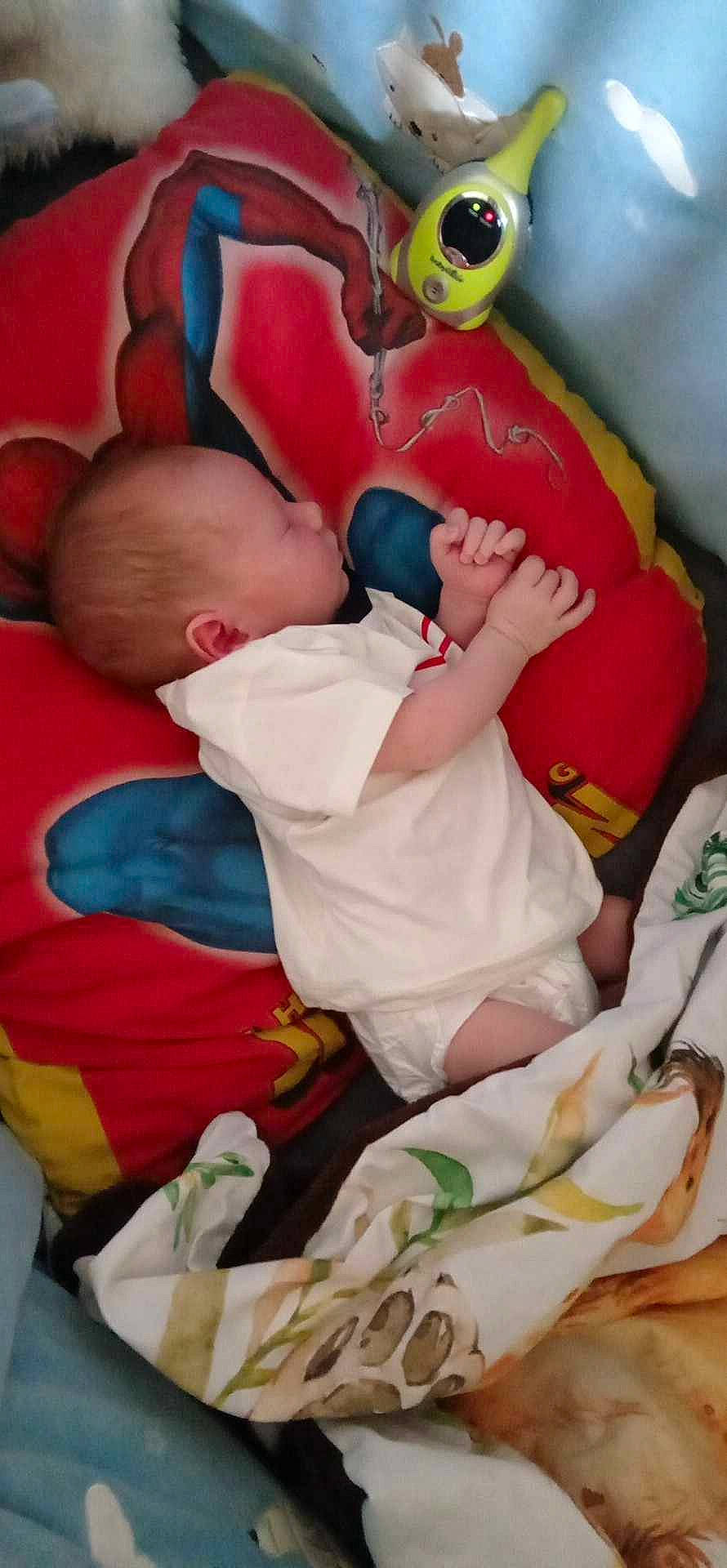 Cédric participe au concours pour gagner de l'argent avec cette photo : baby, baby_products, baby_safety, baby_sleeping, baby_toddler_clothing, bedtime, carmine, child, comfort, head, lap, linens, nap, person, red, room, sleep, sock, toddler