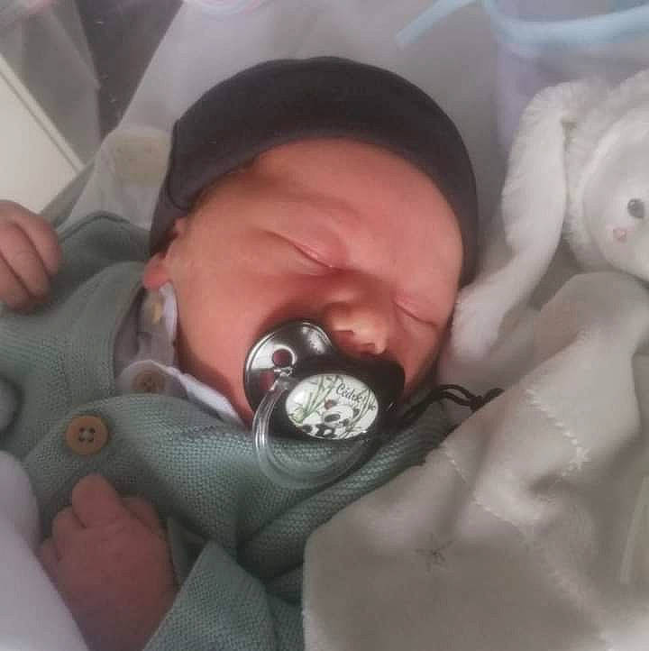 Cédric a rejoint le concours — aidez-le/la à gagner de superbes lots ! baby, baby_products, baby_sleeping, baby_toddler_clothing, cheek, chest, child, comfort, ear, eyebrow, eyelash, finger, headgear, jaw, linens, mammal, mouth, neck, nose, person