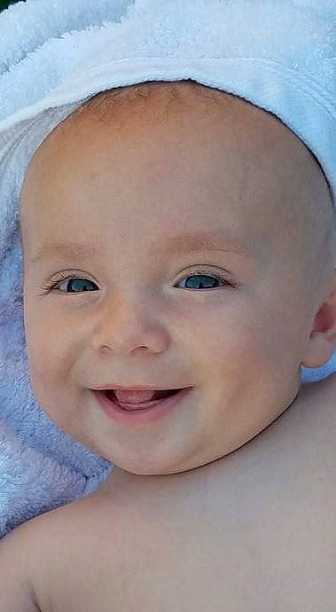 Ambroise a rejoint le concours — aidez-le/la à gagner de superbes lots ! azure, baby, cheek, child, chin, close_up, eye, eyebrow, eyelash, fun, happy, iris, joy, linens, lip, mouth, nose, person, skin, smile