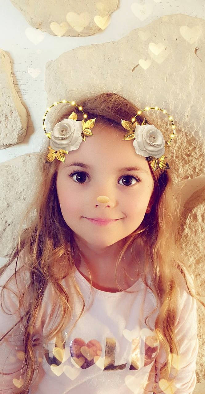 Myline participe au concours pour gagner de l'argent avec cette photo : beauty, brown_hair, child, child_model, costume_accessory, crown, eye, fashion_accessory, flower, flower_girl, hair, hair_accessory, hairstyle, headband, headgear, headpiece, joy, long_hair, person, photography