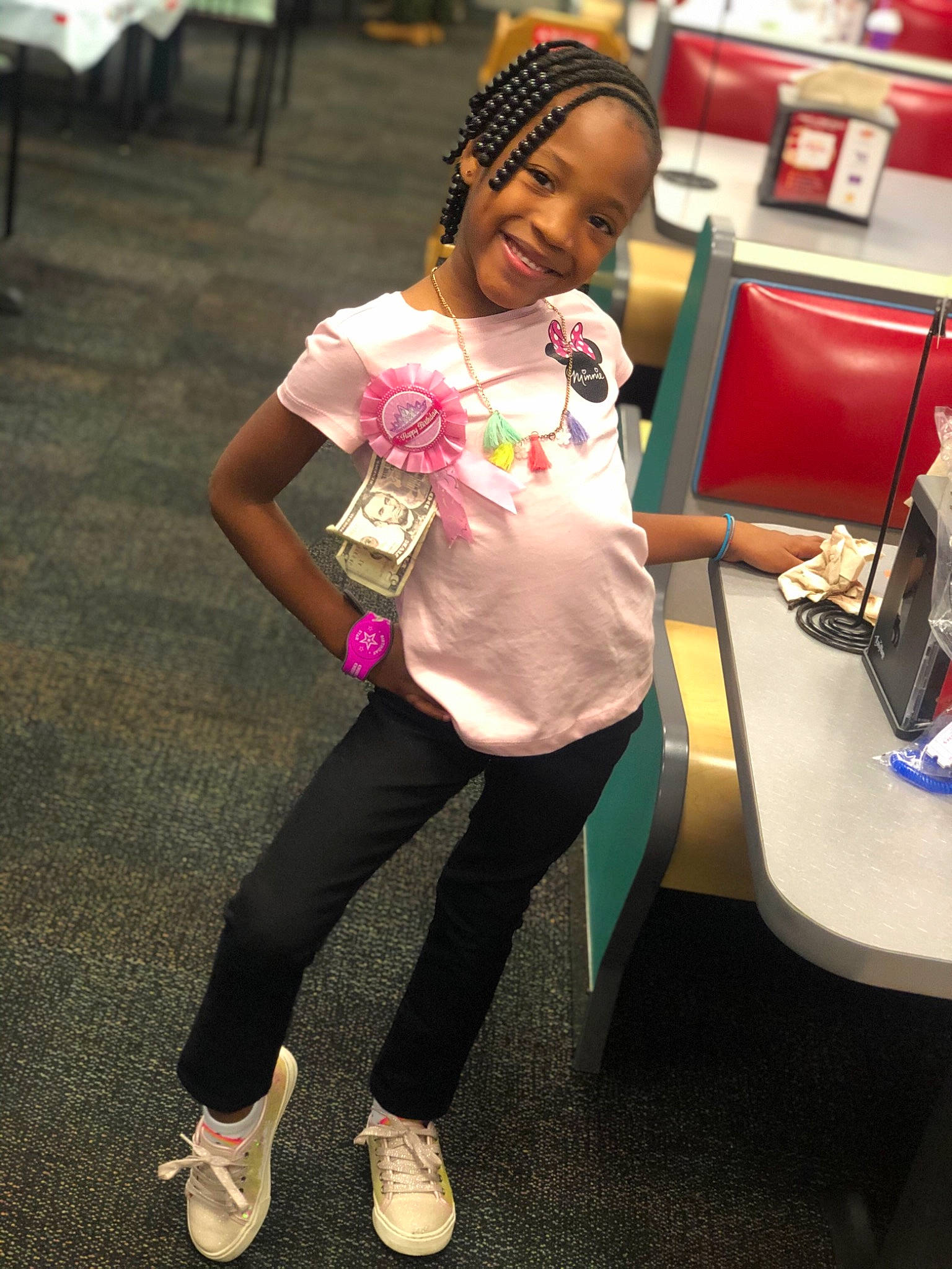 Laïhanï is registered to the contest to win money with this photo: child, footwear, fun, joy, leisure, person, pink, shoe, style, t_shirt, technology, toddler, vacation