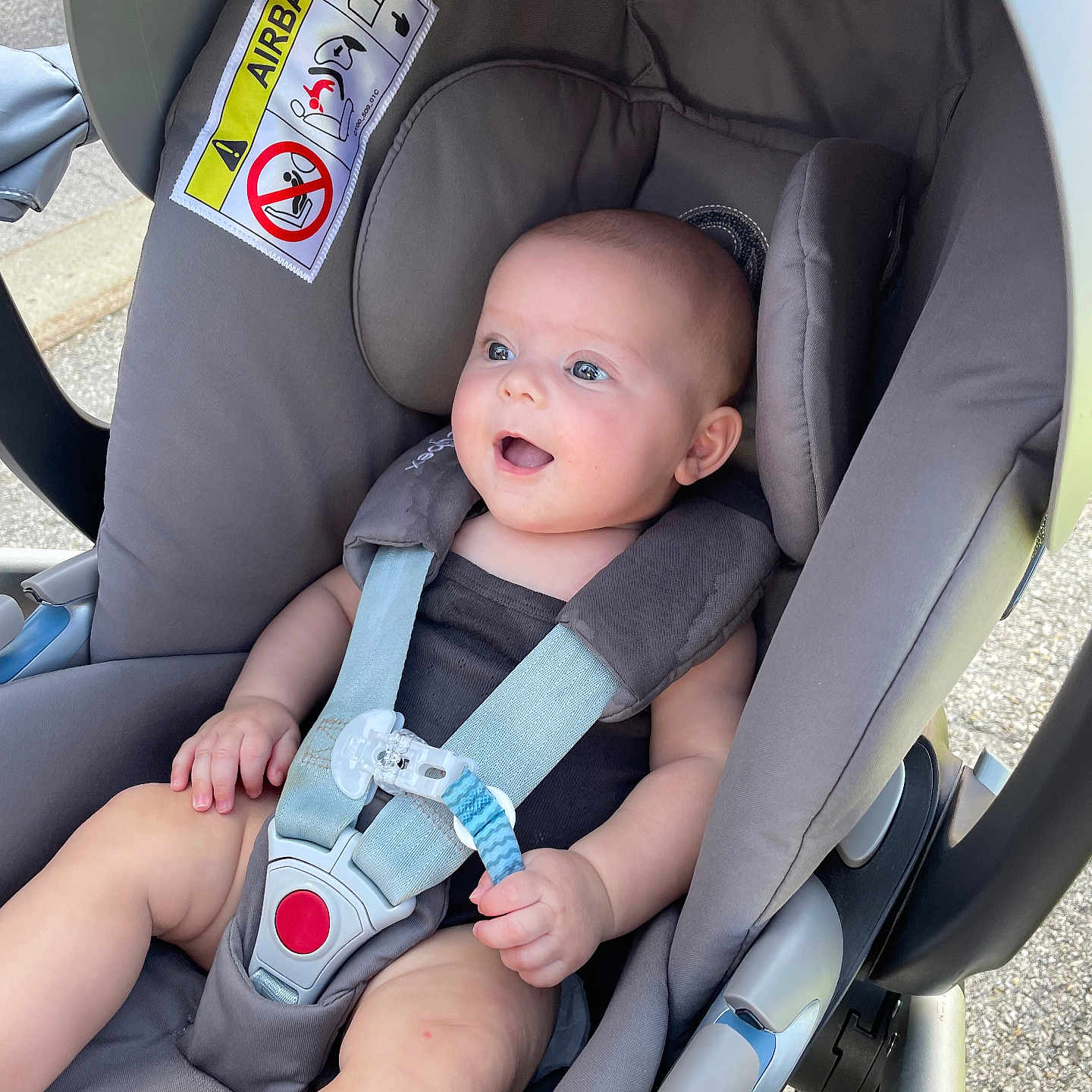 Lyana participe au concours pour gagner de l'argent avec cette photo : baby, bright_eyes, car_seat, child, clothing, cute, face, happy, head, infant, outdoor, pacifier, person, safety, seatbelt, sitting, smiling, straps, transport, warning_label