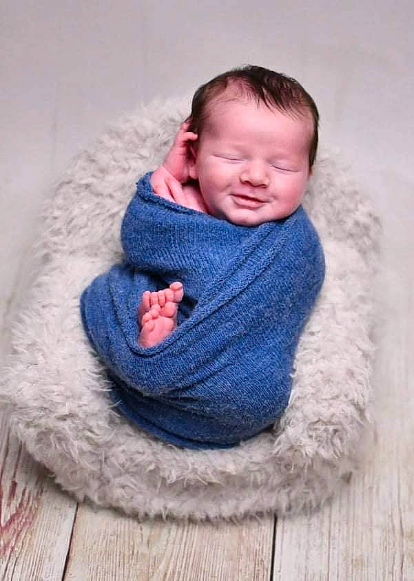 Noa a rejoint le concours — aidez-le/la à gagner de superbes lots ! azure, baby, baby_toddler_clothing, comfort, electric_blue, eye, face, flooring, fur, grey, knit_cap, linens, neck, nose, outerwear, pattern, person, sleeve, textile, toddler