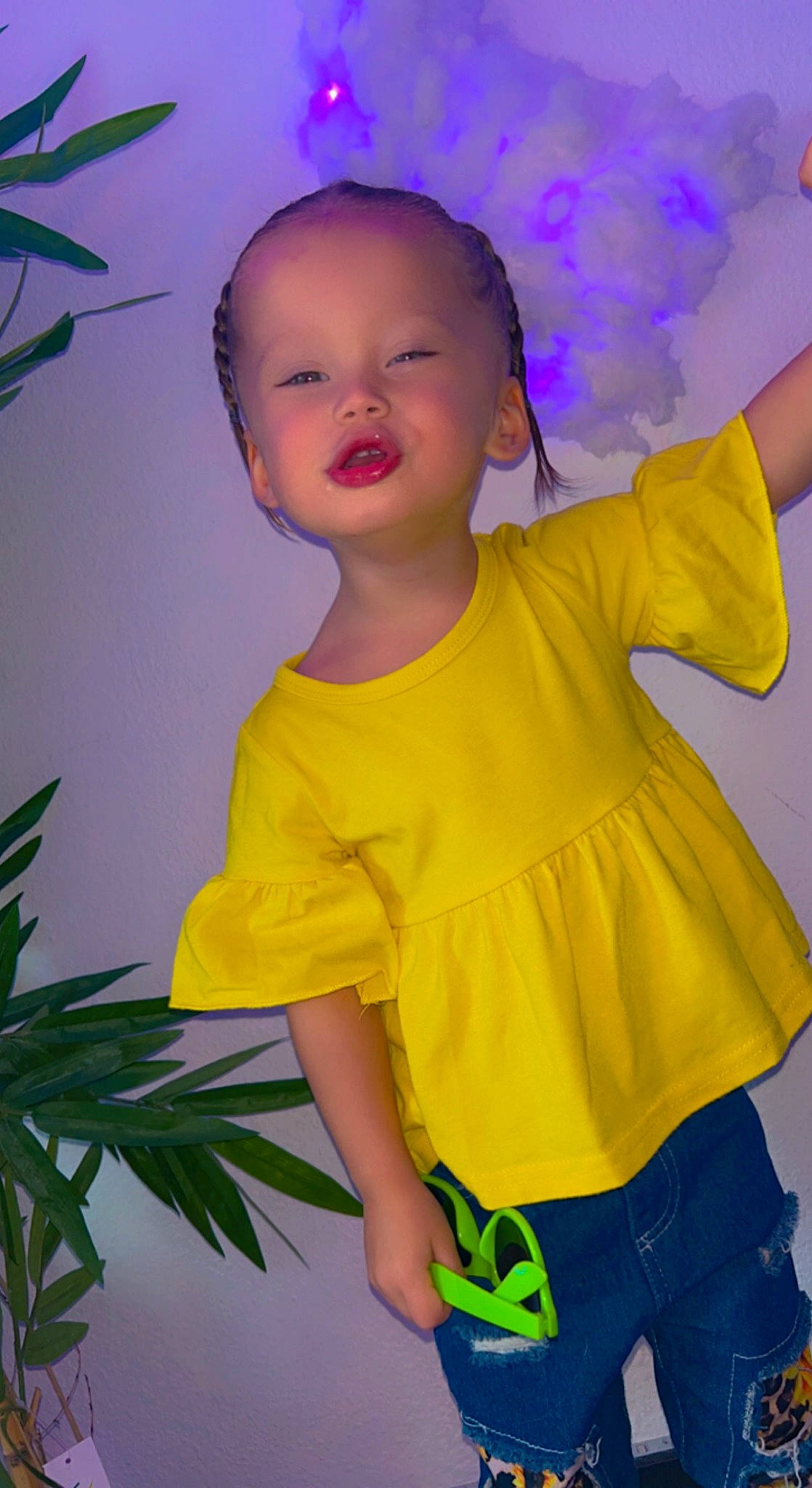 Dayana a rejoint le concours — aidez-le/la à gagner de superbes lots ! baby_toddler_clothing, cheek, child, electric_blue, eye, facial_expression, fun, gesture, hairstyle, happy, joint, magenta, organ, people_in_nature, person, pink, plant, sleeve, t_shirt, toddler