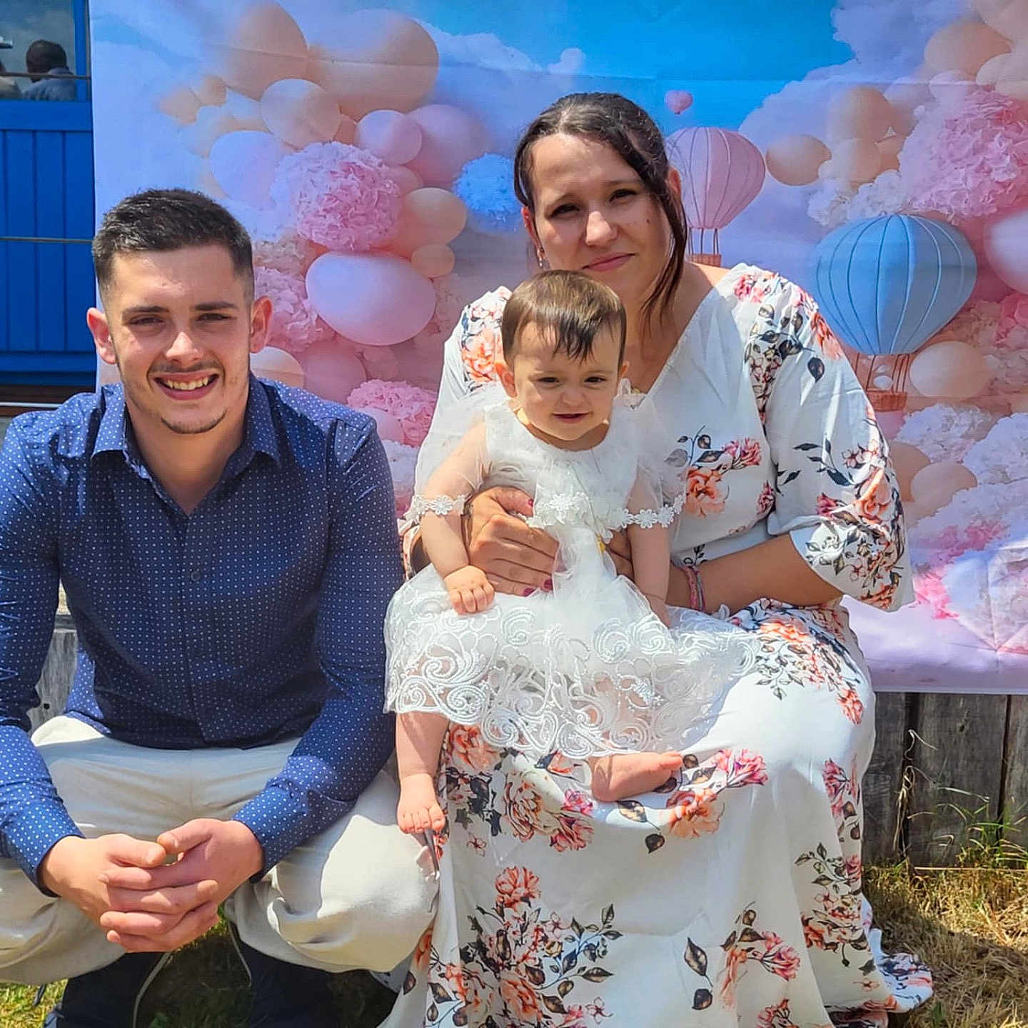 Inaya participe au concours pour gagner de l'argent avec cette photo : backdrop, balloons, casual_clothing, celebration, child, dress, event, family, flowers, grass, happy, man, nature, outdoor, people, portrait, smile, sunlight, togetherness, woman