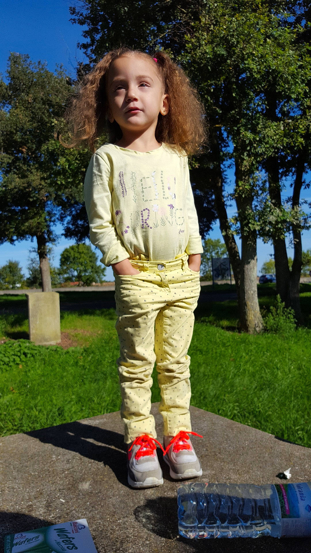 Aya participe au concours pour gagner de l'argent avec cette photo : child, fun, girl, grass, jeans, lawn, outerwear, person, plant, play, public_space, recreation, smile, standing, toddler, tree, vacation