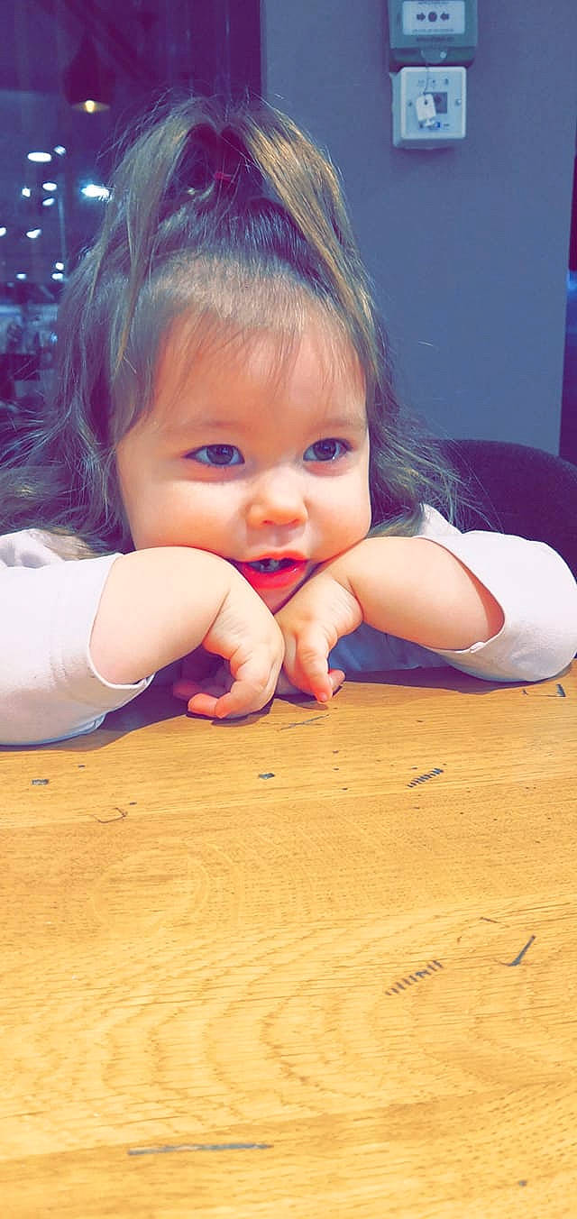 Lyah participe au concours pour gagner de l'argent avec cette photo : baby, beauty, blond, cheek, child, eye, face, facial_expression, floor, fun, hair, hand, head, joy, lip, nose, person, pink, skin, smile