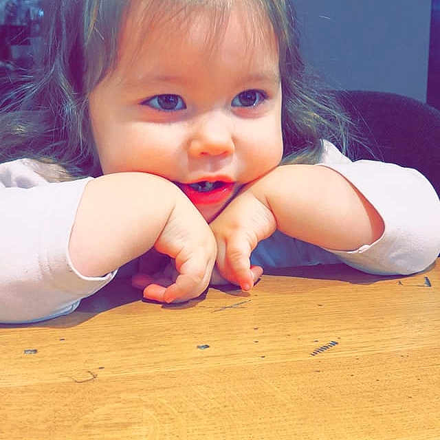 Lyah participe au concours pour gagner de l'argent avec cette photo : baby, beauty, blond, cheek, child, eye, face, facial_expression, floor, fun, hair, hand, head, joy, lip, nose, person, pink, skin, smile