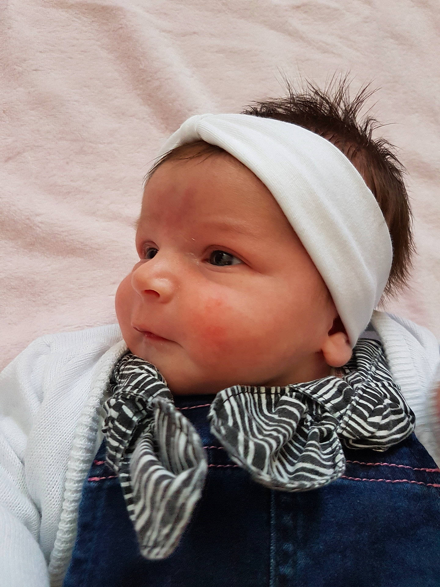 Victoire a rejoint le concours — aidez-le/la à gagner de superbes lots ! beanie, bonnet, cap, cheek, child, ear, eye, face, fur, girl, hair_accessory, head, headgear, headwear, infant, person, product, skin, smile, textile