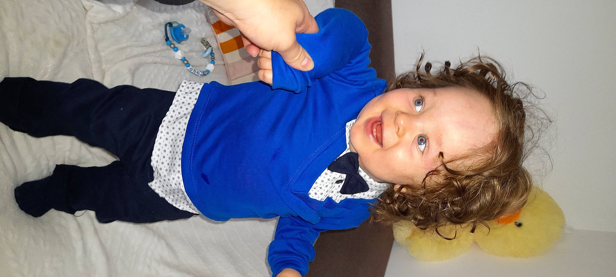 Yzak participe au concours pour gagner de l'argent avec cette photo : arm, baby_toddler_clothing, blue, child, elbow, electric_blue, finger, fun, gesture, hand, happy, mouth, nose, person, skin, sleeve, smile, thumb, toddler, trunk