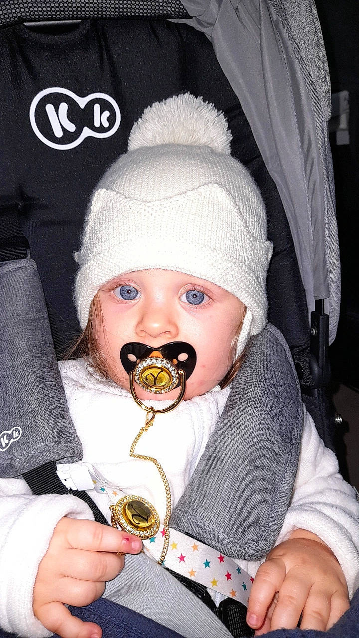 Yzak participe au concours pour gagner de l'argent avec cette photo : baby, baby_toddler_clothing, beanie, beard, bonnet, cap, child, comfort_food, fashion_accessory, headgear, headwear, jewellery, knit_cap, moustache, nail, person, personal_protective_equipment, sunglasses, toddler, winter