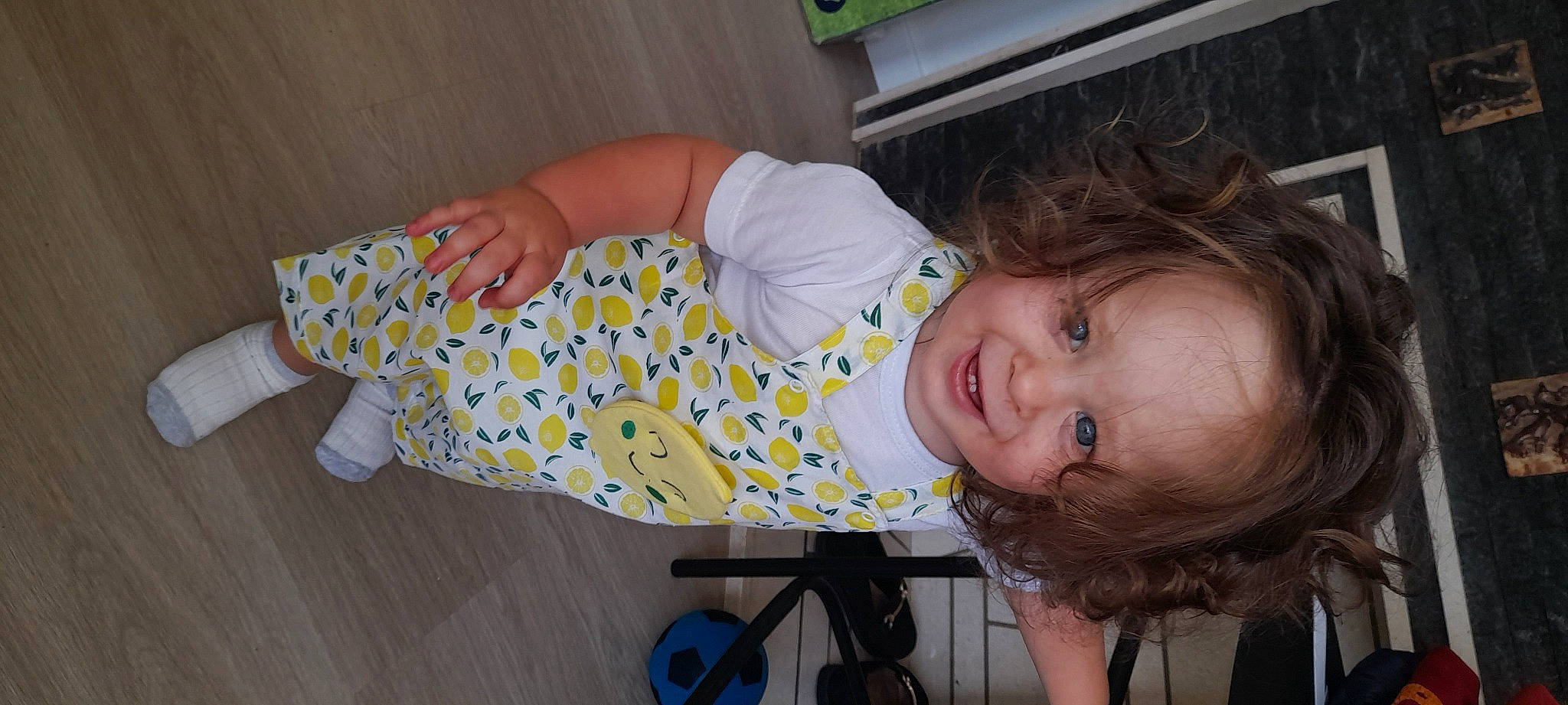 Yzak a rejoint le concours — aidez-le/la à gagner de superbes lots ! baby, baby_products, baby_toddler_clothing, child, elbow, eye, flooring, fun, happy, head, human_body, human_leg, nail, pattern, person, sitting, skin, smile, toddler