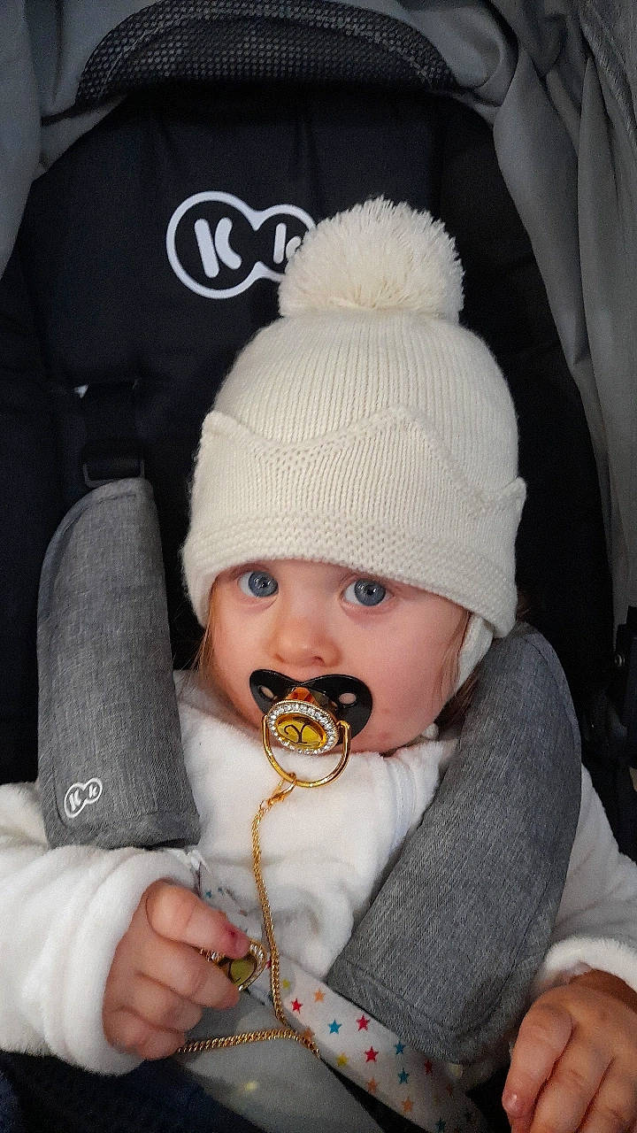 Yzak a rejoint le concours — aidez-le/la à gagner de superbes lots ! baby, baby_toddler_clothing, beanie, cap, car_seat, cheek, child, comfort, fashion_accessory, finger, fur, hand, hat, headgear, headwear, knit_cap, outerwear, person, sleeve, textile