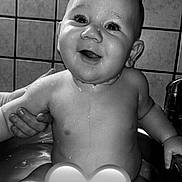 Kaylon a rejoint le concours — aidez-le/la à gagner de superbes lots ! baby, bath, water, smile, happy, child, tiled_wall, hand, support, sitting, cute, wet, skin, face, head, indoors, black_and_white, bathtub, droplets, privacy_emoji