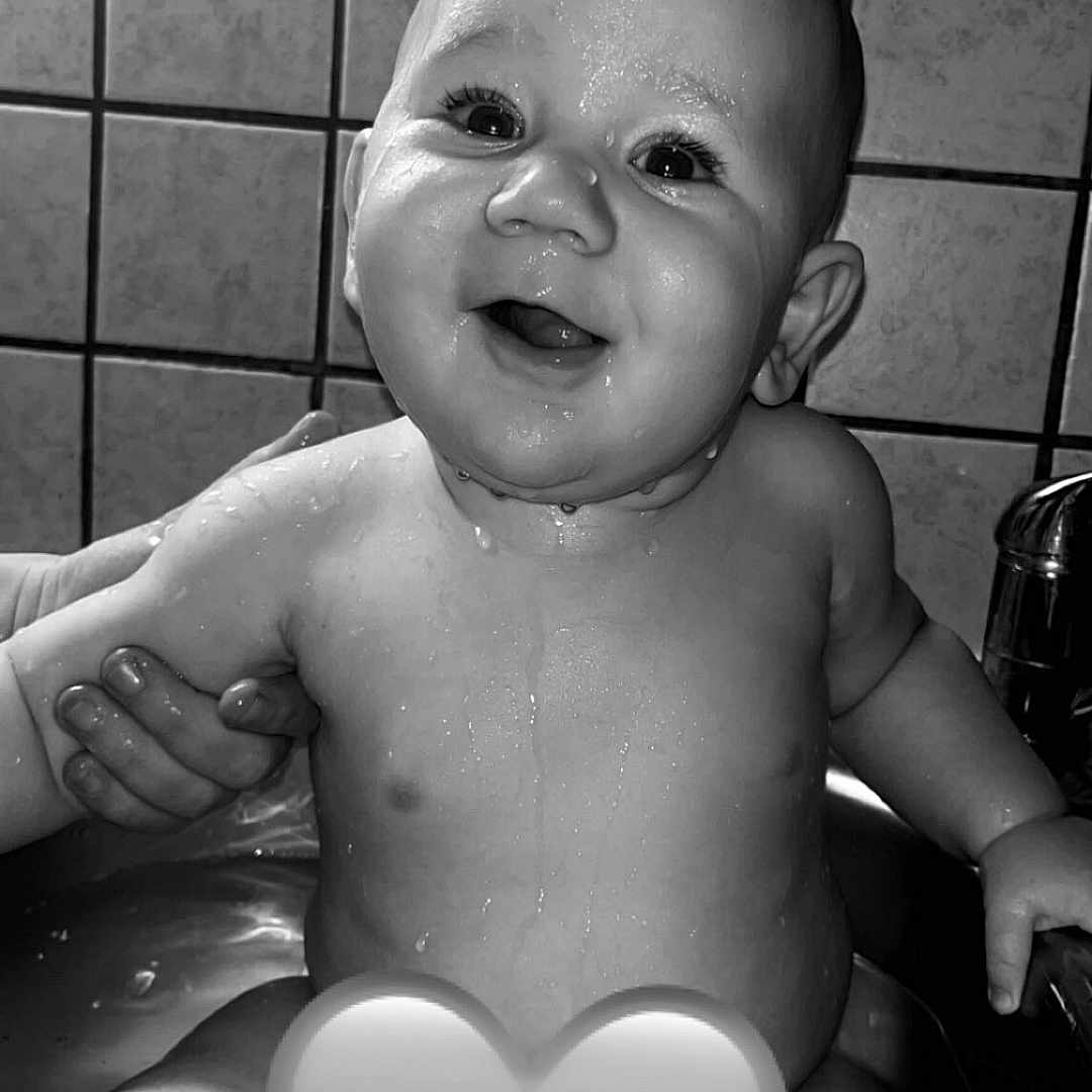 Kaylon a rejoint le concours — aidez-le/la à gagner de superbes lots ! baby, bath, water, smile, happy, child, tiled_wall, hand, support, sitting, cute, wet, skin, face, head, indoors, black_and_white, bathtub, droplets, privacy_emoji